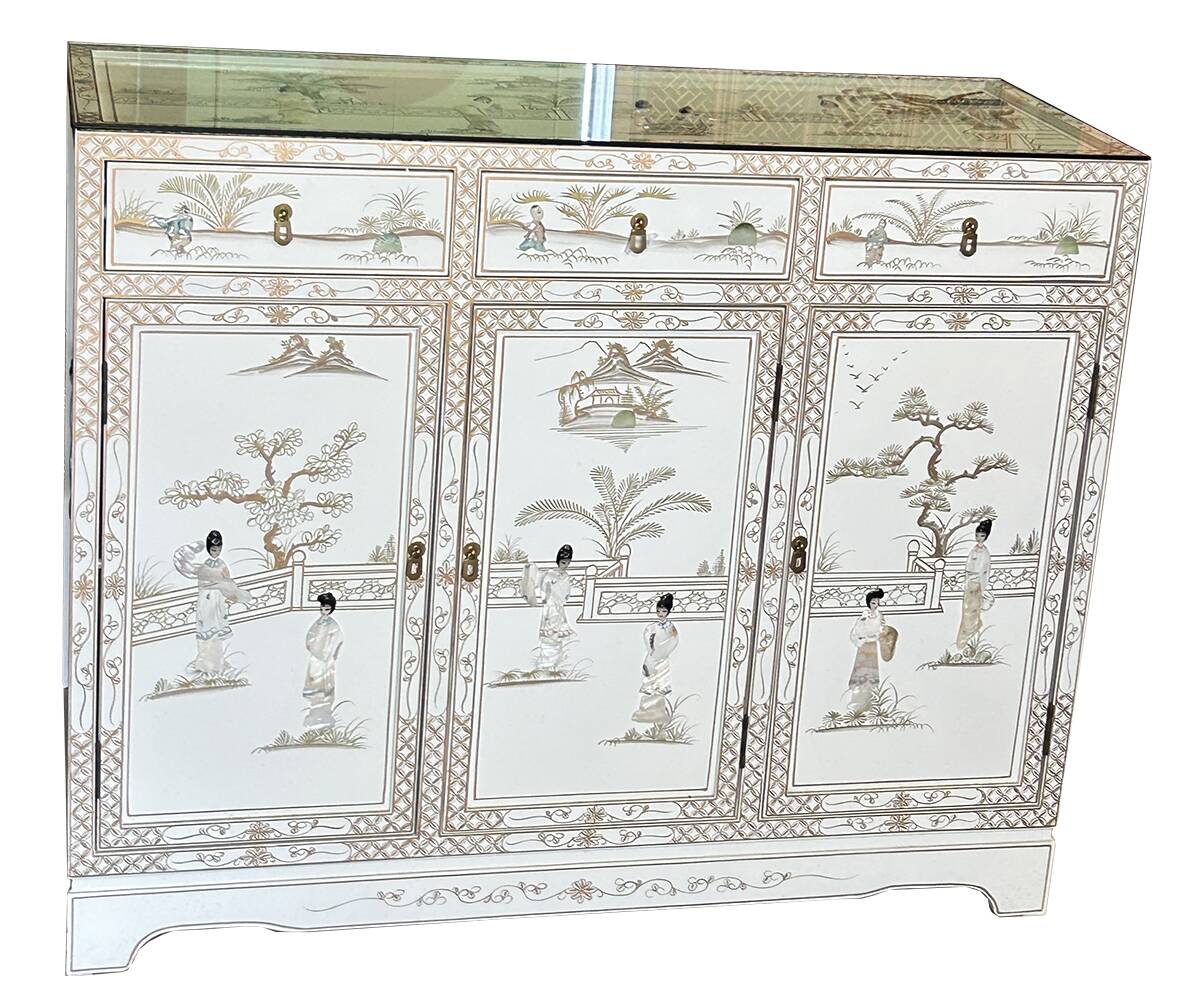 Buffet chinois laqué blanc avec décorations de geishas en nacre