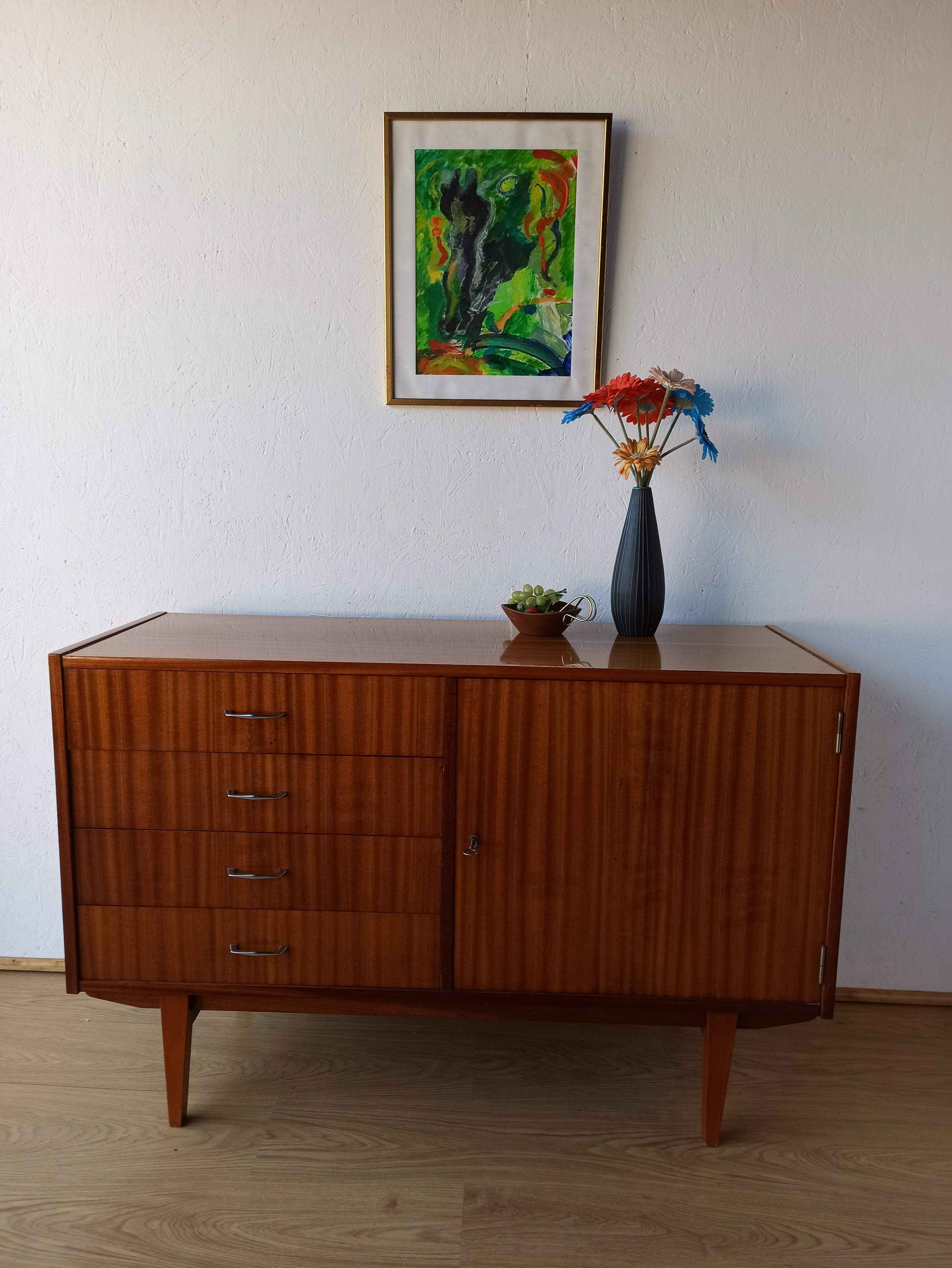 Buffet moderniste des années 1970