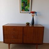 Buffet moderniste des années 1970