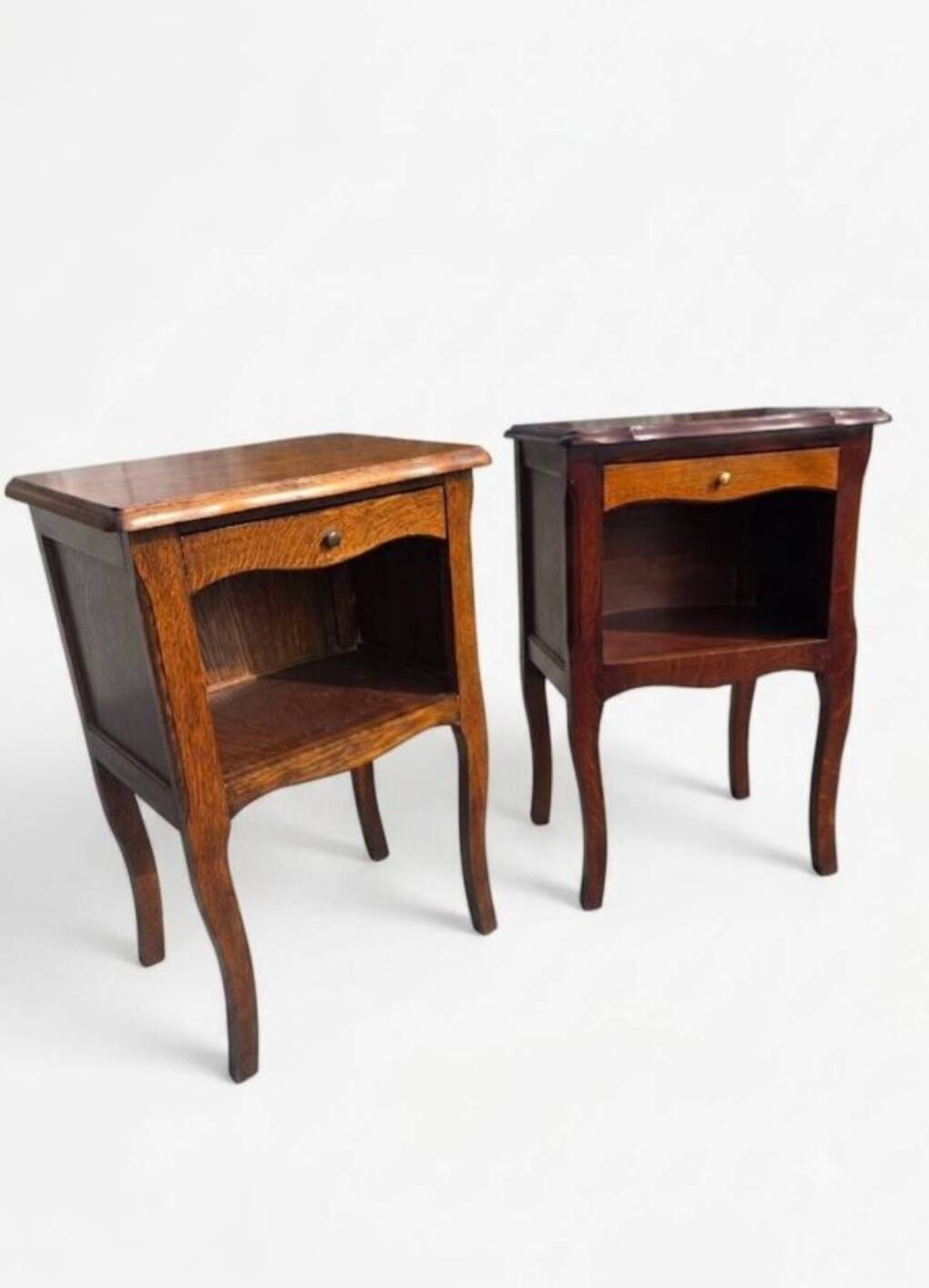 Paire de tables de chevet style Louis XV en chêne
