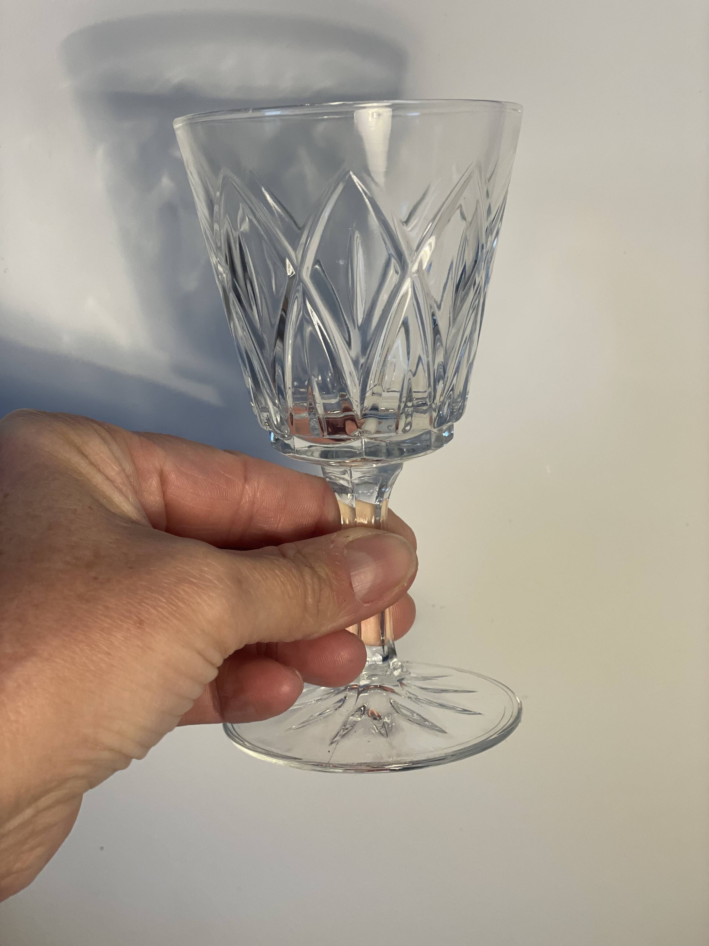 6 stemmed wine glasses in clear glass