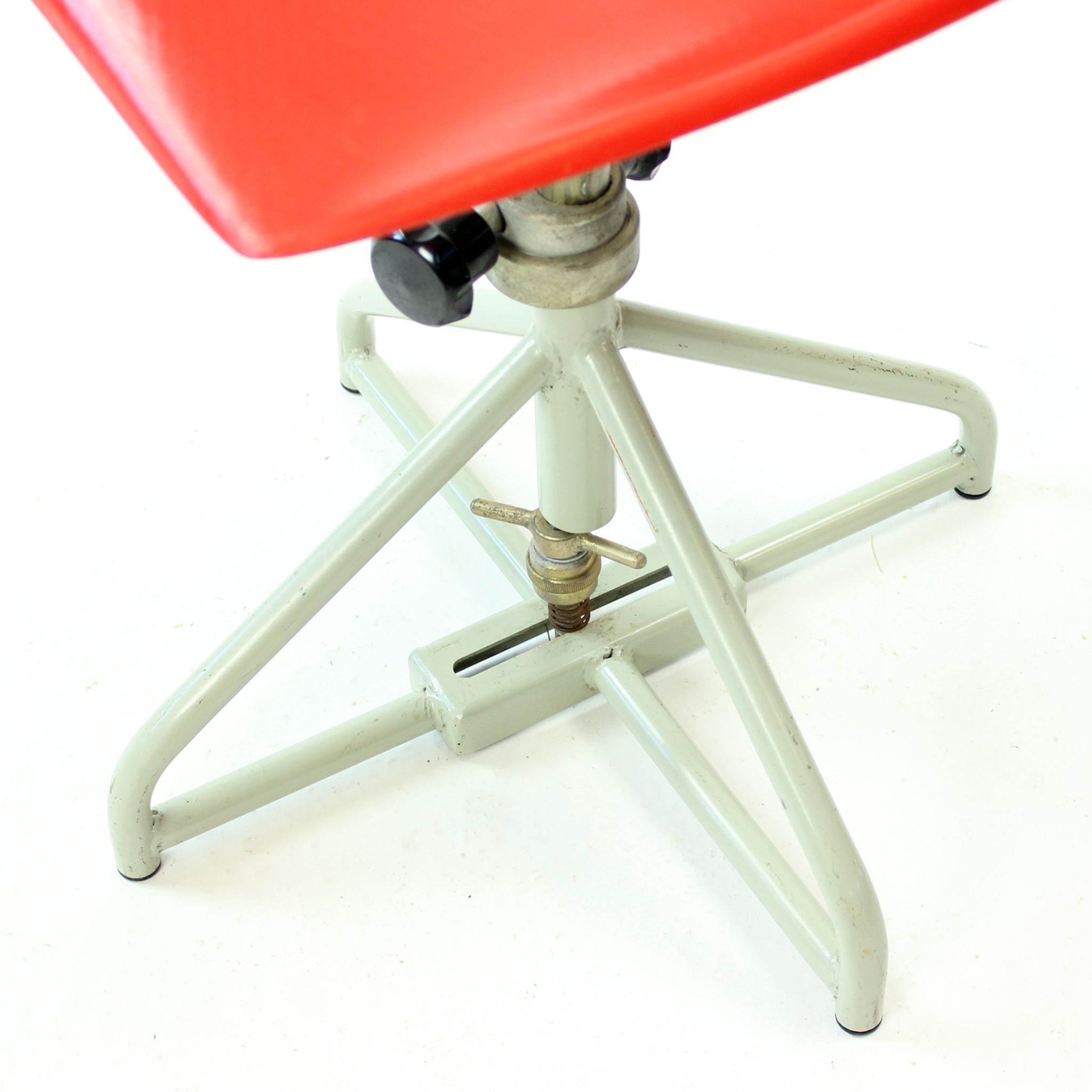 Chaise rouge Vertex, Miroslav Navratil des années 1960