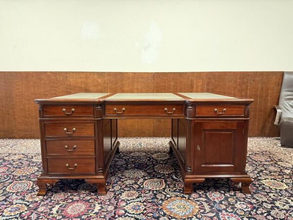 Bureau Chesterfield en cuir vert