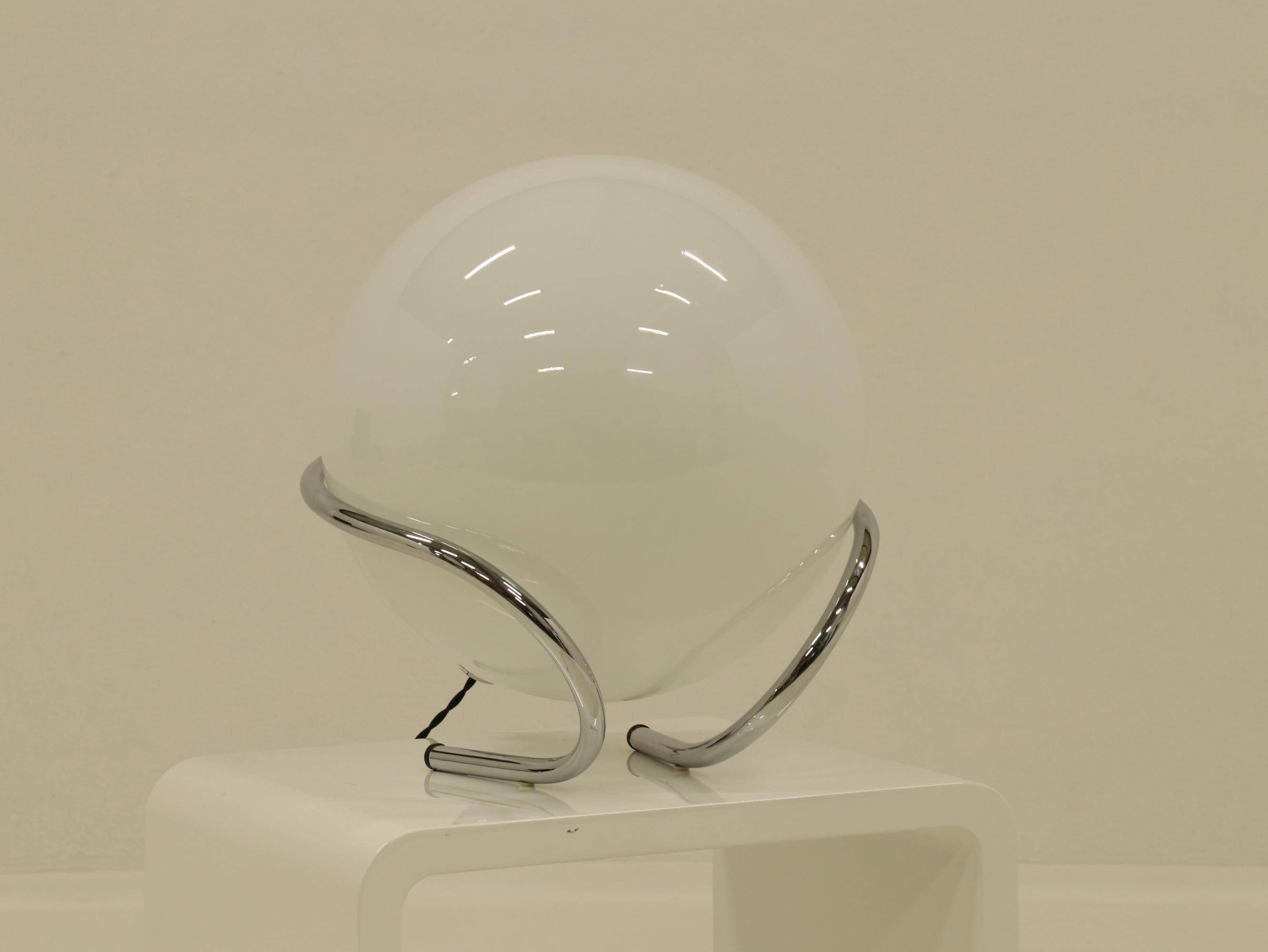 Lampe de table globe en chrome et verre blanc, Italie, années 1970
