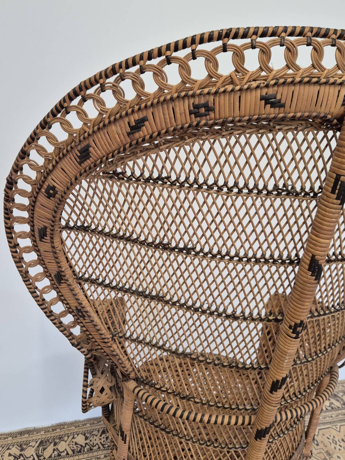 Fauteuil Emmanuelle "Peacock" vintage en rotin