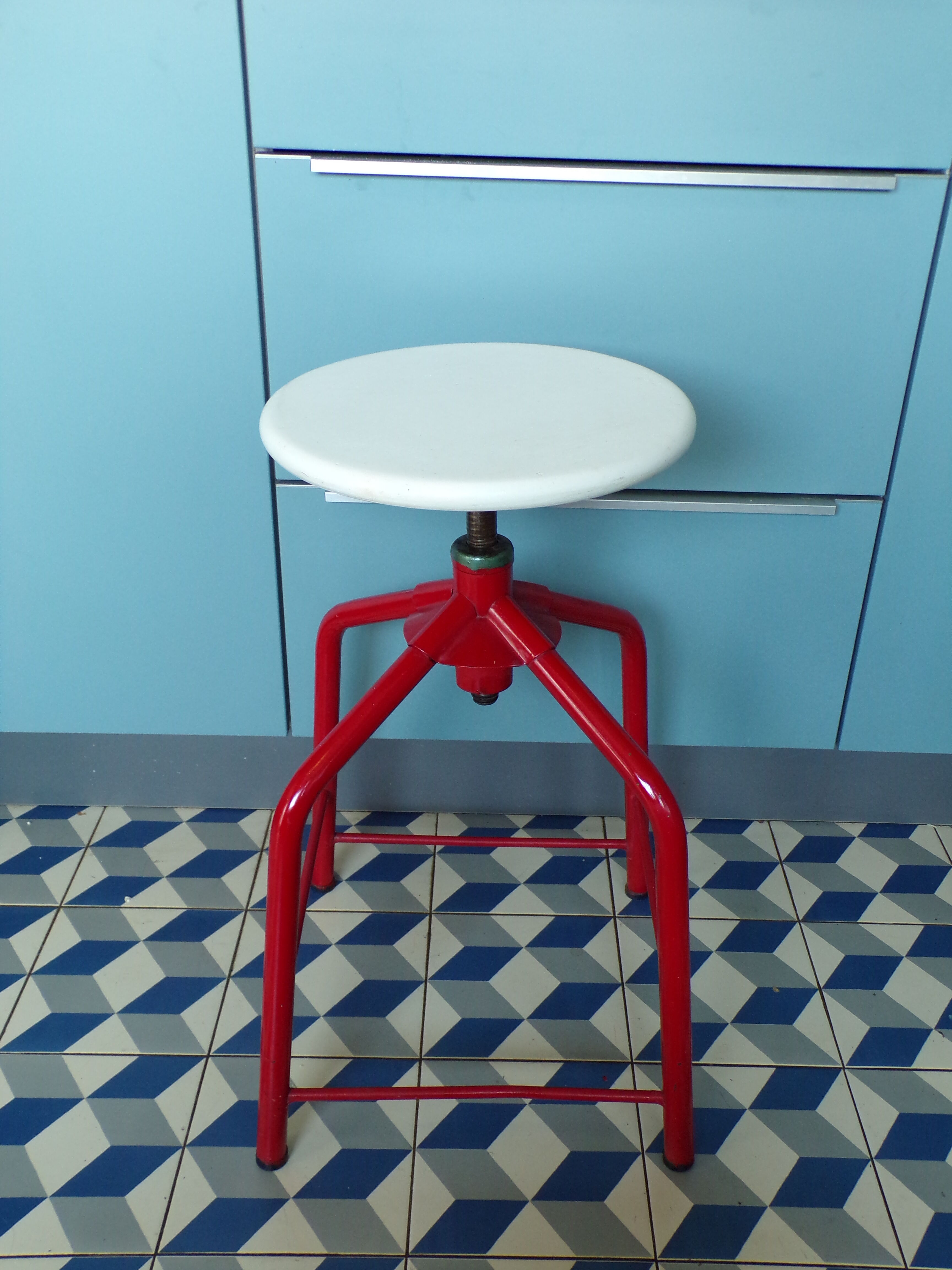 Screw workshop stool
