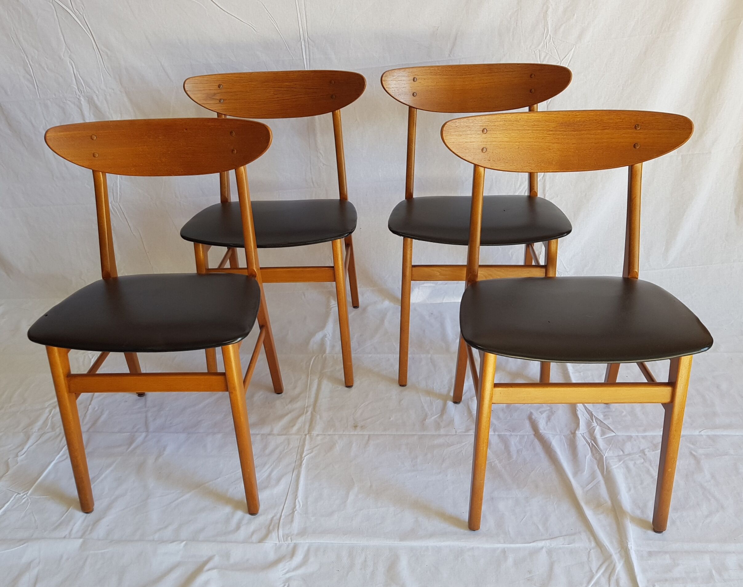 Series of 4 Danish chairs in teak model "farstrup" 210