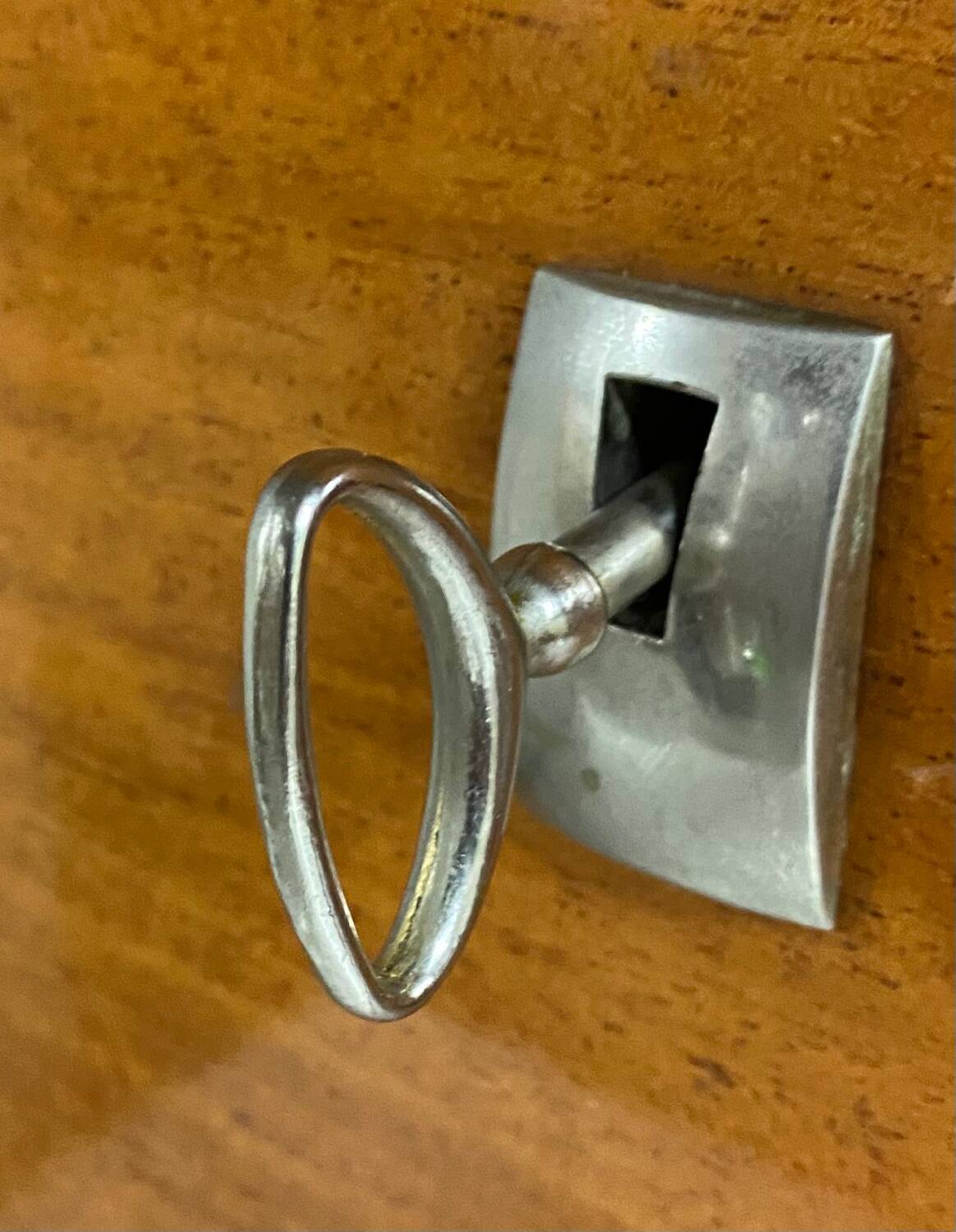 Armoire vintage pieds compas