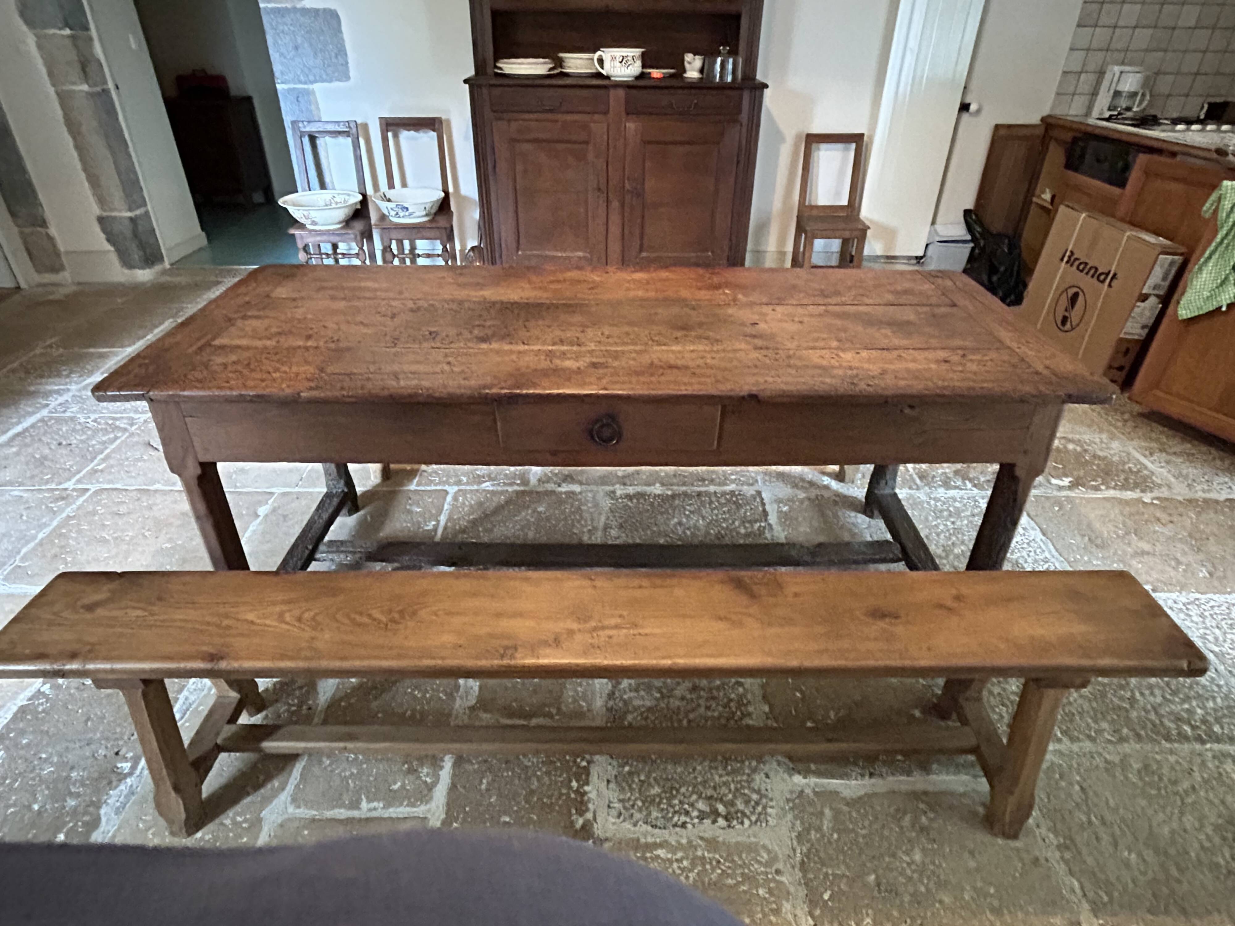 Table de ferme en chêne et 2 bancs, 18ème siècle