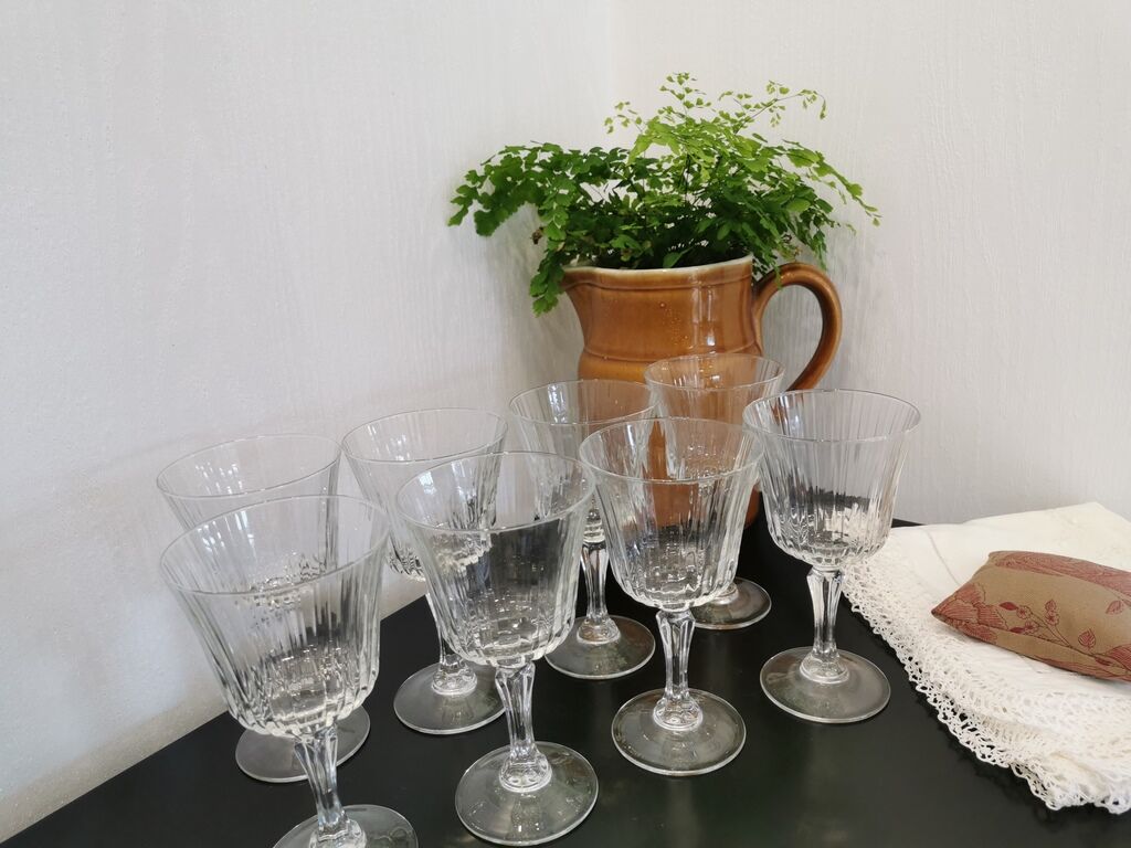 Set of 8 wine glasses with cut feet