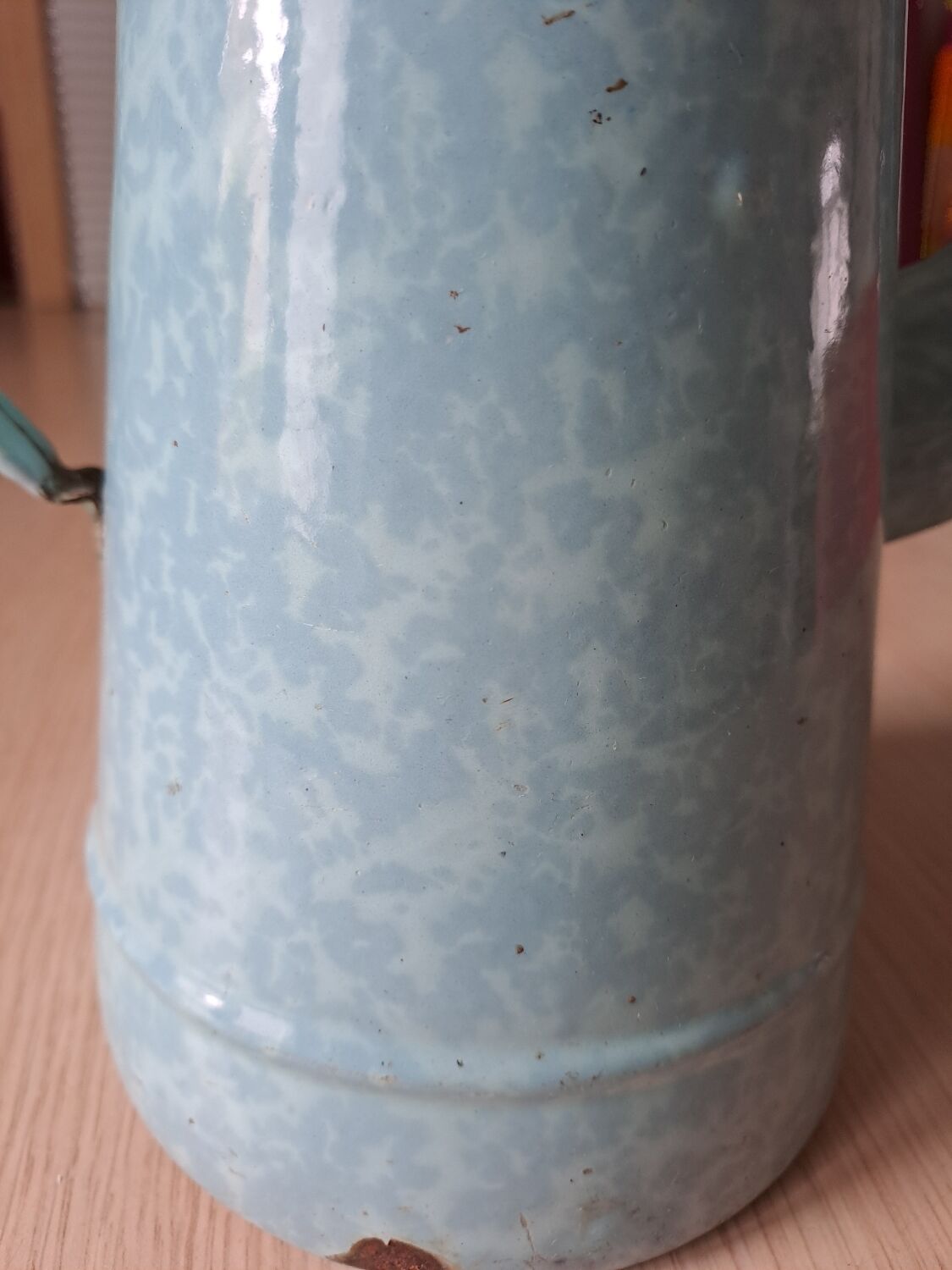 Green enamelled sheet metal coffee maker