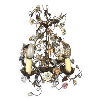 Gilded metal chandelier with four arms of light and porcelain flower decoration
