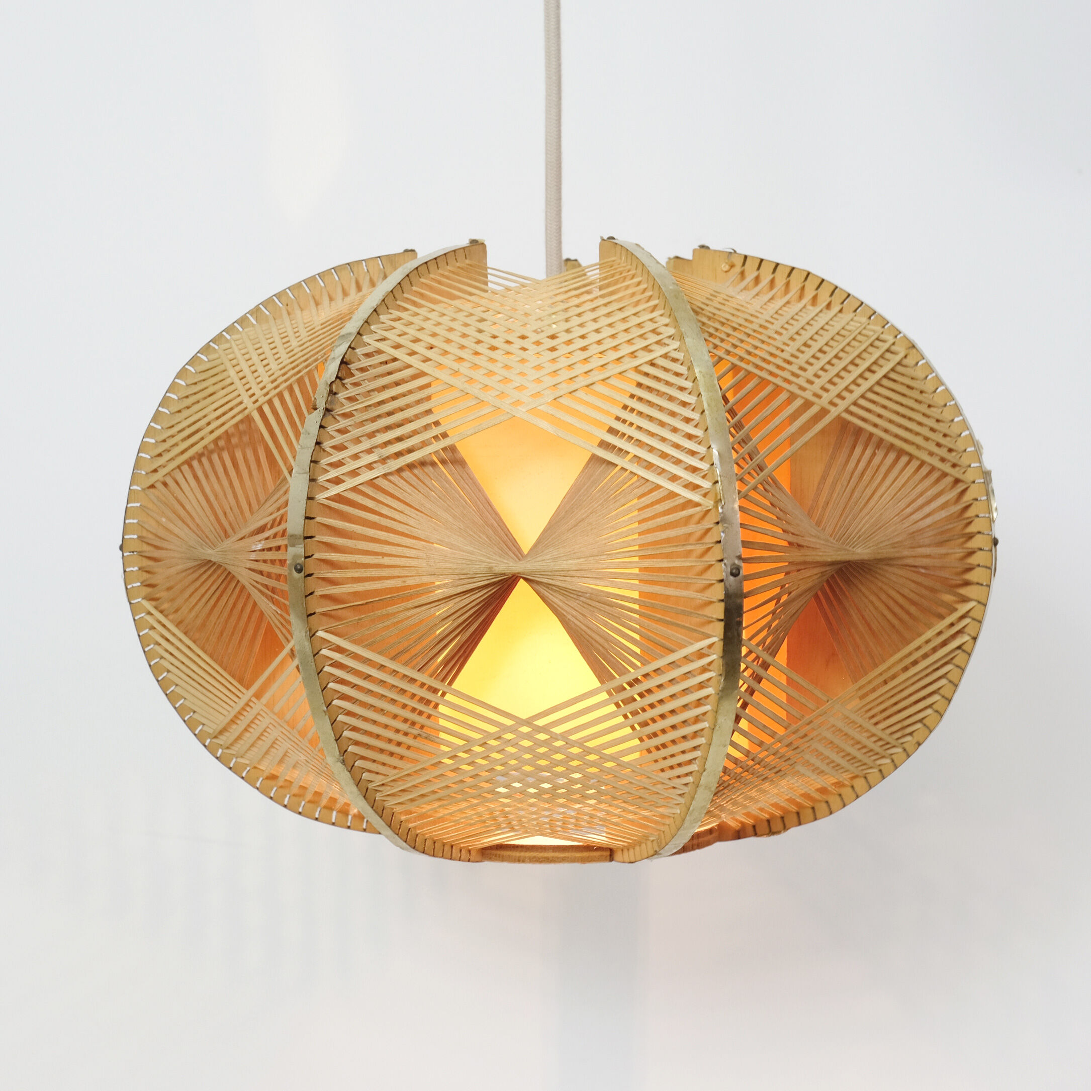 Suspension in wire and wood from the 1970s.