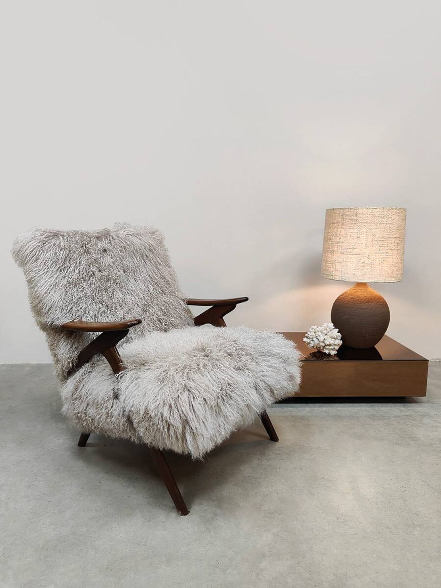 Fauteuil en peau de mouton vintage scandinave