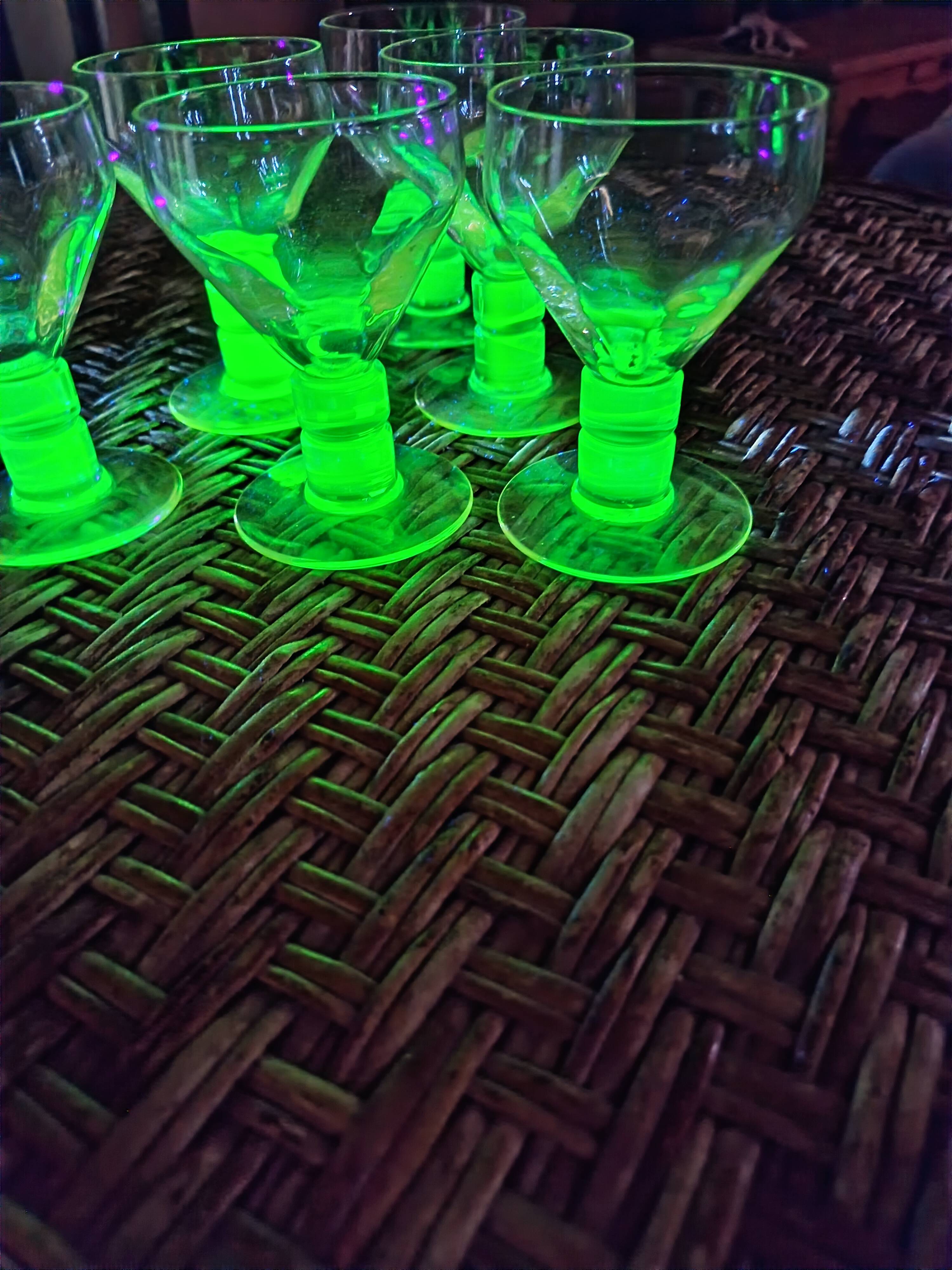 Wine glasses with ouraline feet