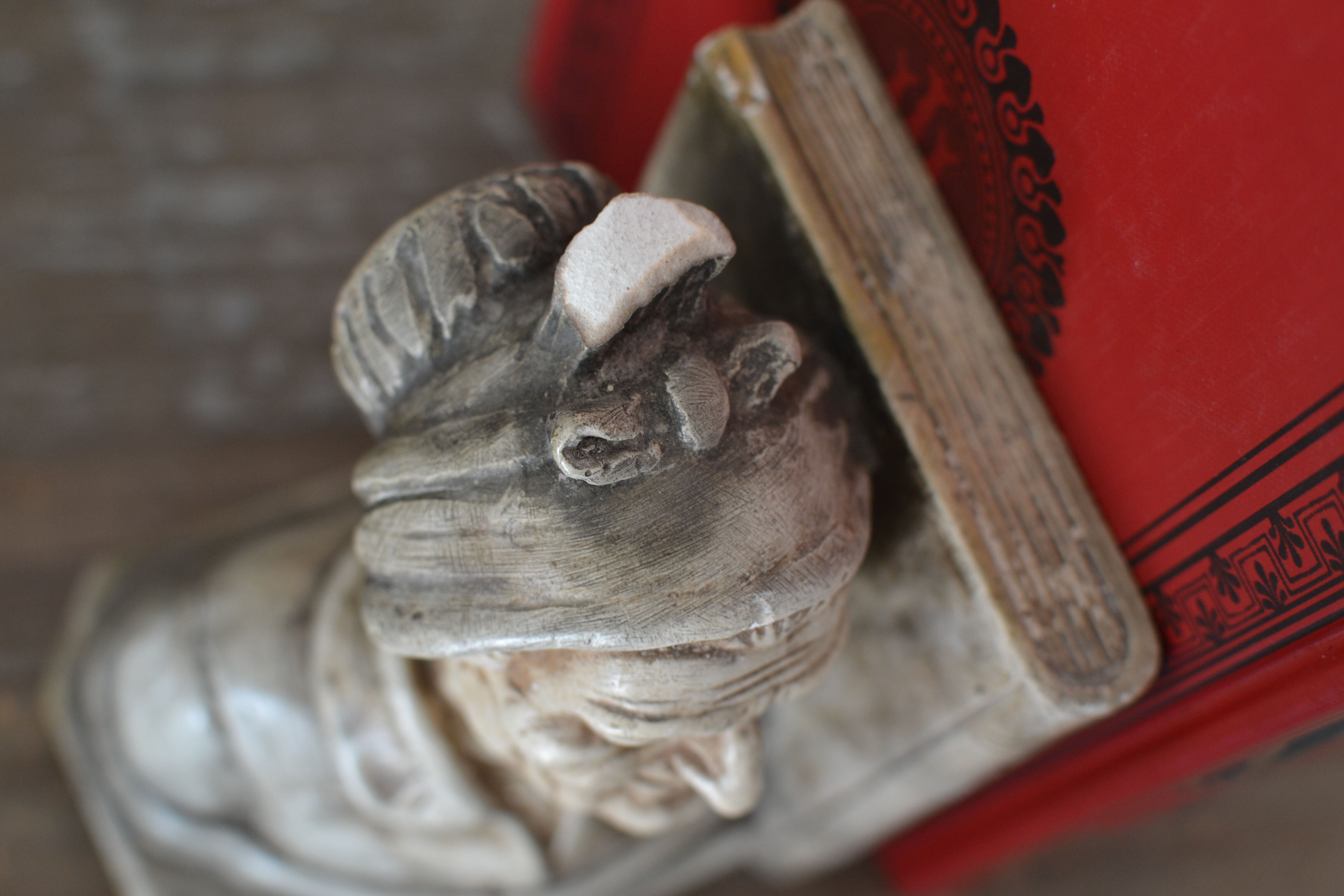 Book-clamps couple of realistic old men in plaster