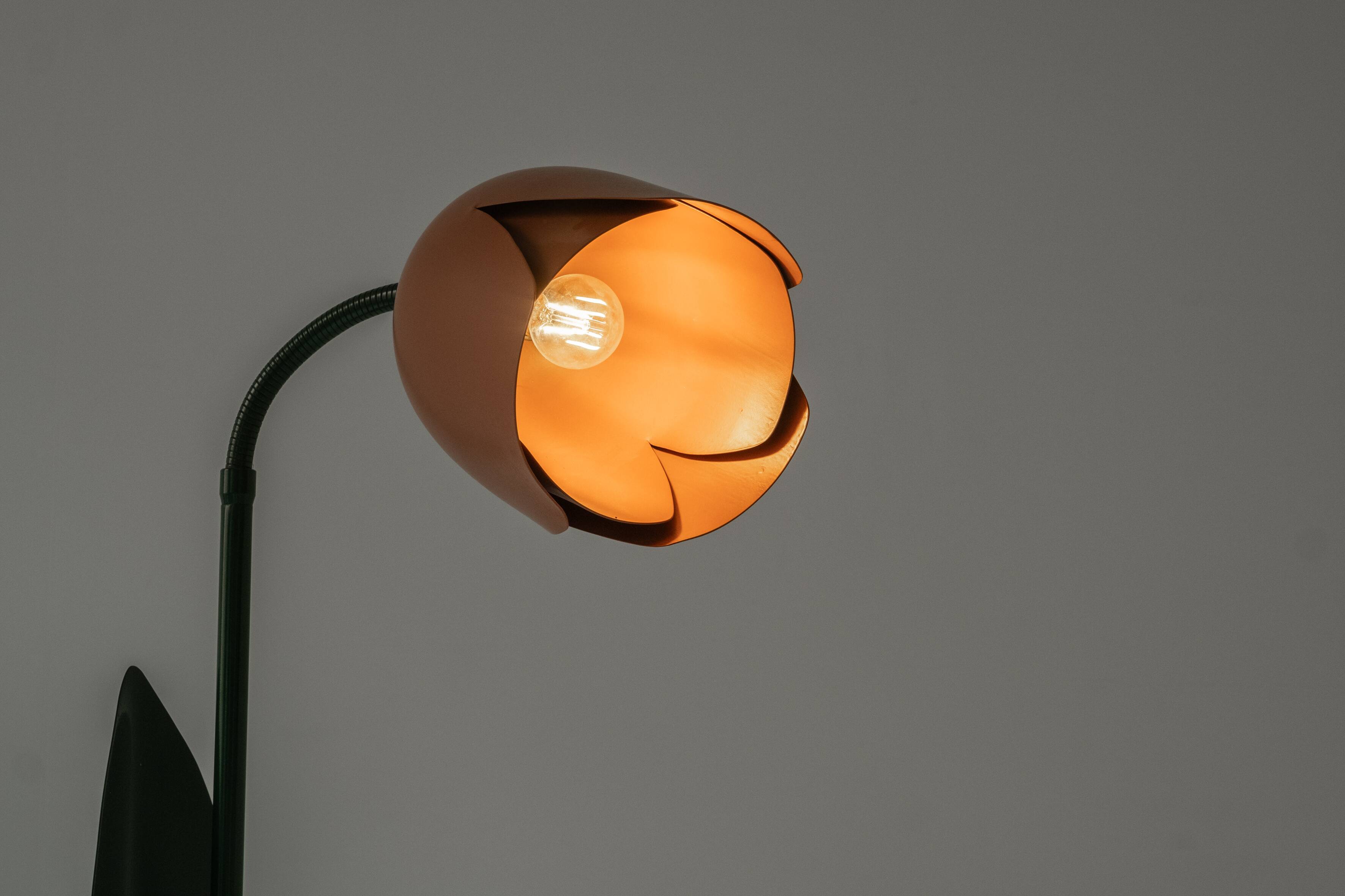 Lovely postmodern tulip flower floor lamp by Peter Bliss for Bliss, UK 1980’s.