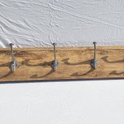 Teak coat rack with 8 double cast iron hooks