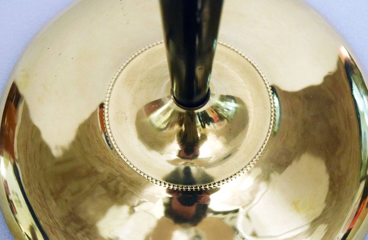 Lampadaire en acajou et laiton, années 1950