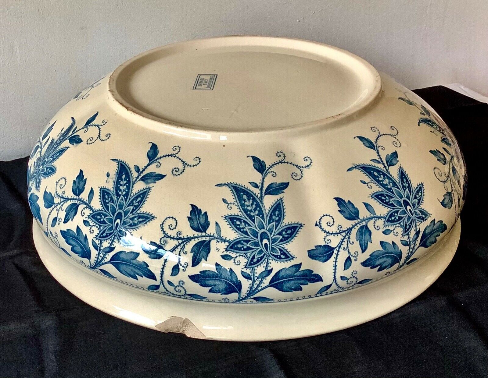 Vasque in earthenware