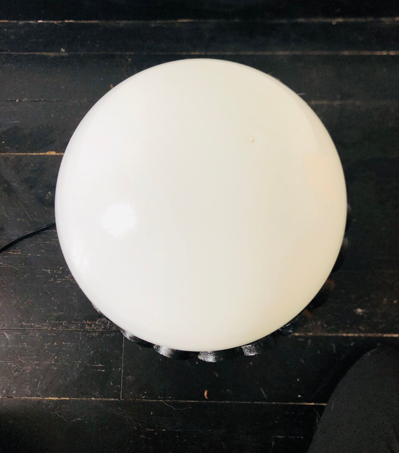 Lampe en fer forgé noir et globe en verre blanc
