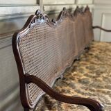 Grande banquette Louis XV en bois naturel mouluré et sculpté, France XVIIIème siècle