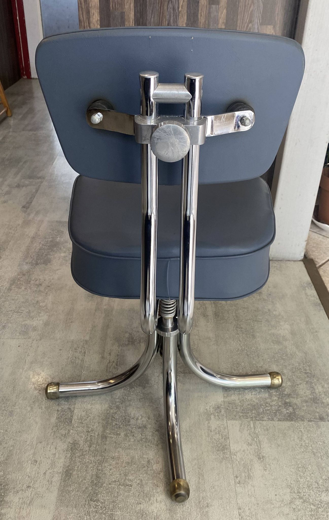 Chaise de bureau pivotante style Roneo simili cuir skaï gris chrome vintage