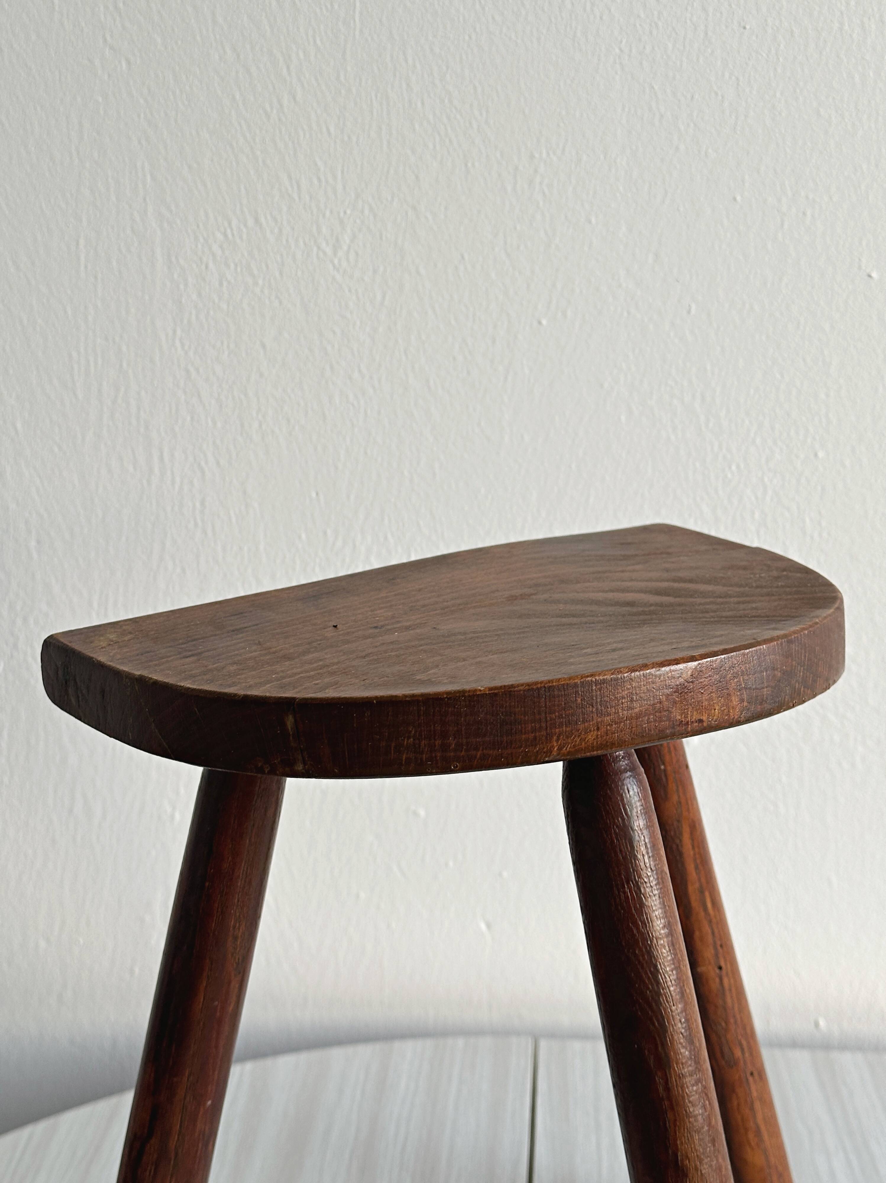Tabouret tripode bois verni ancien