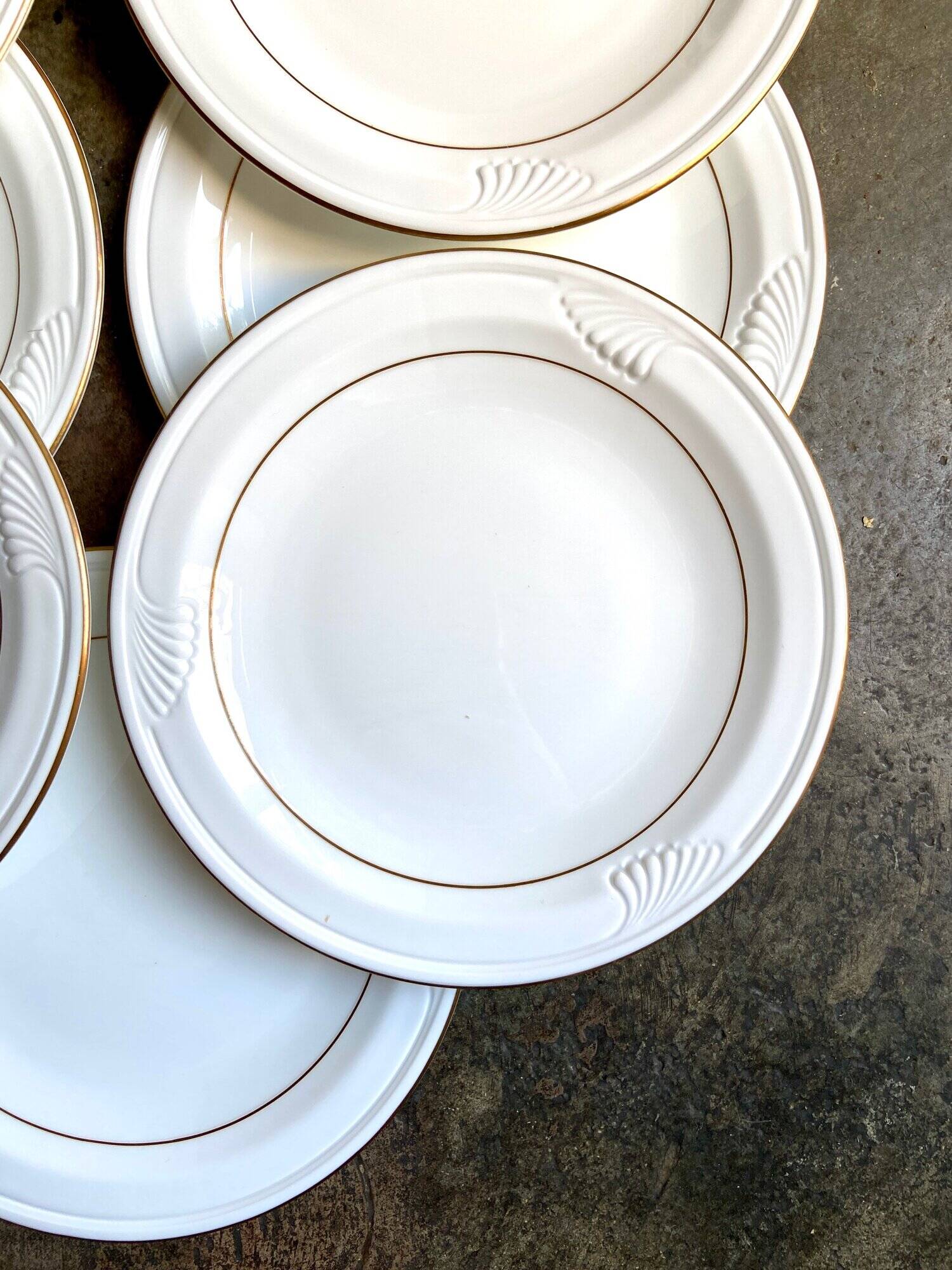 12 Corning dinner plates in white and gold porcelain