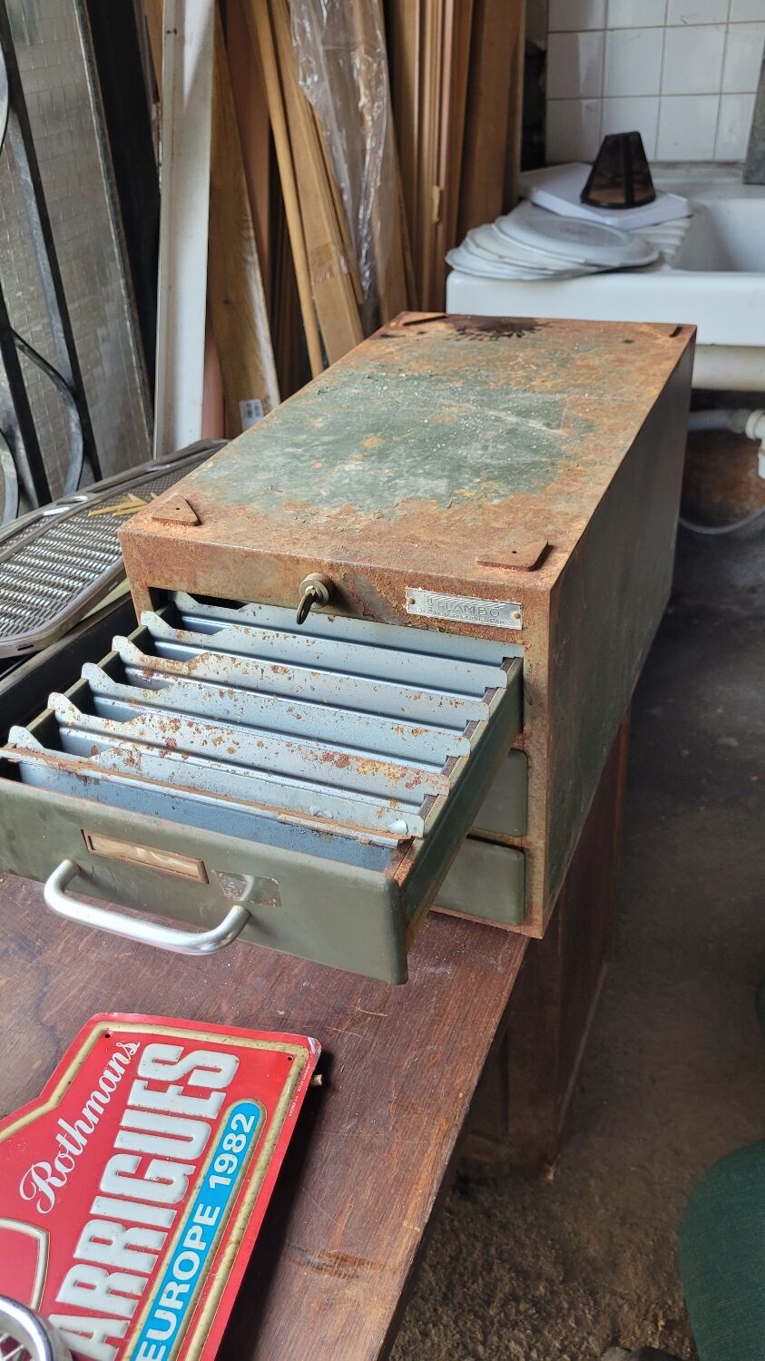 Metal drawer cabinet