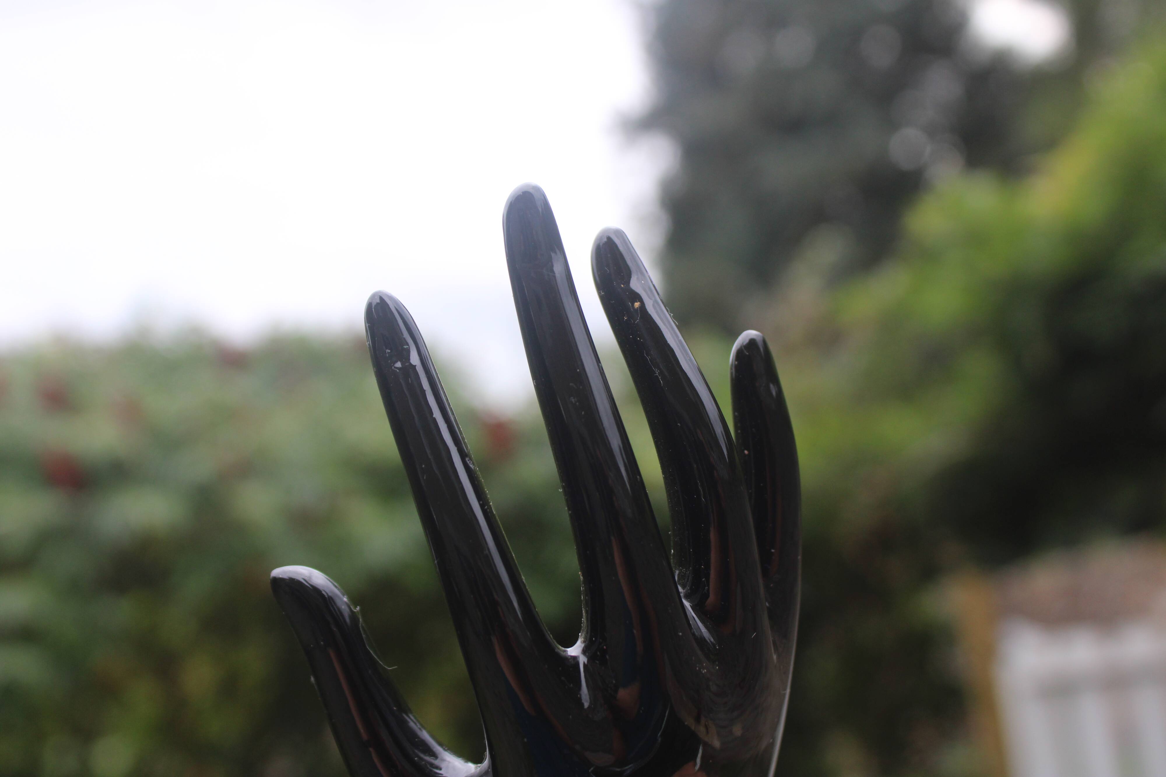 Ceramic hand-shaped soliflore