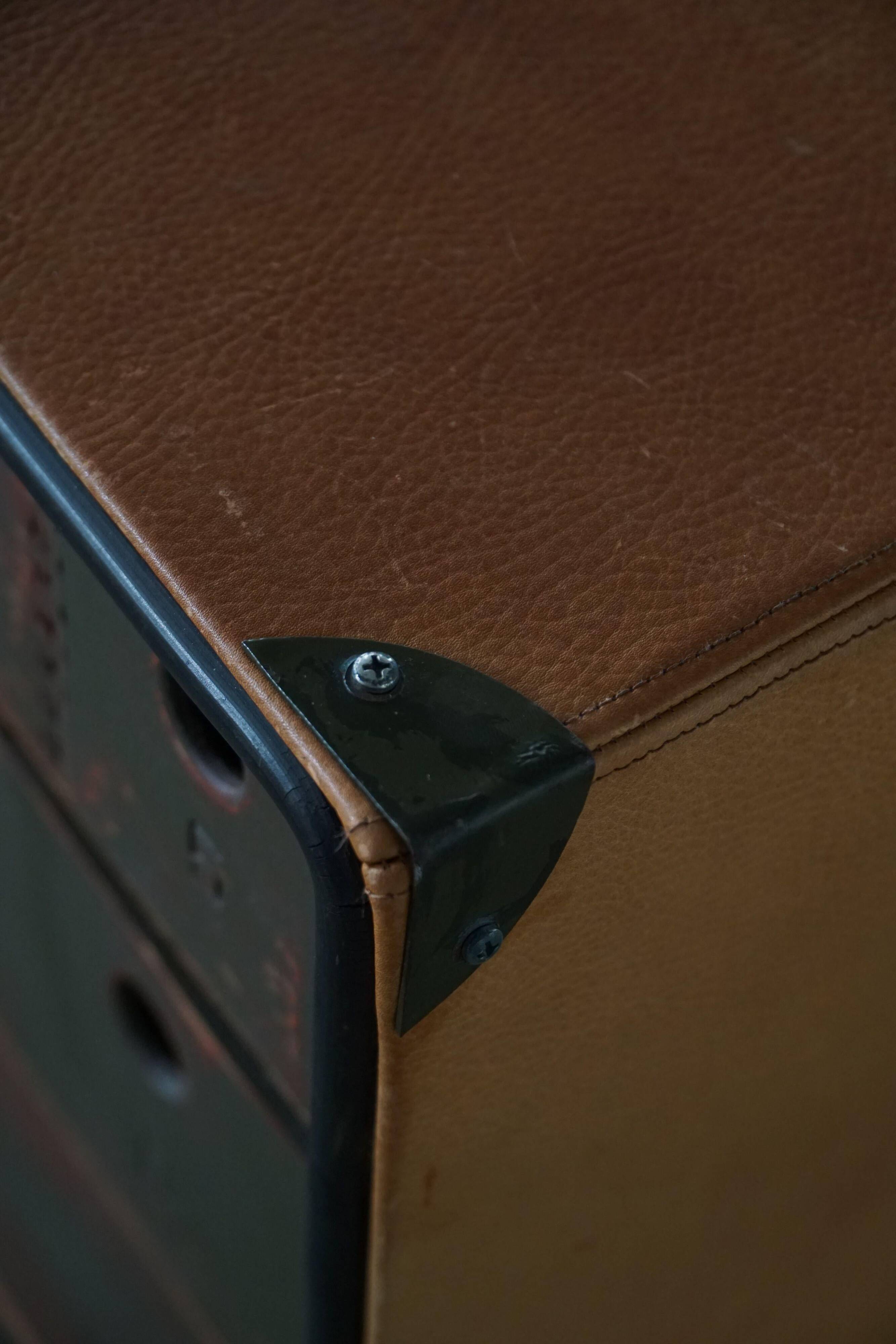 Vintage military-style trunk in leather and wood, late 20th century.
