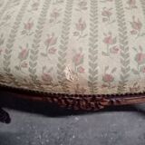 Fauteuil bergère médaillon Louis XVI en noyer tissus en petit point de croix