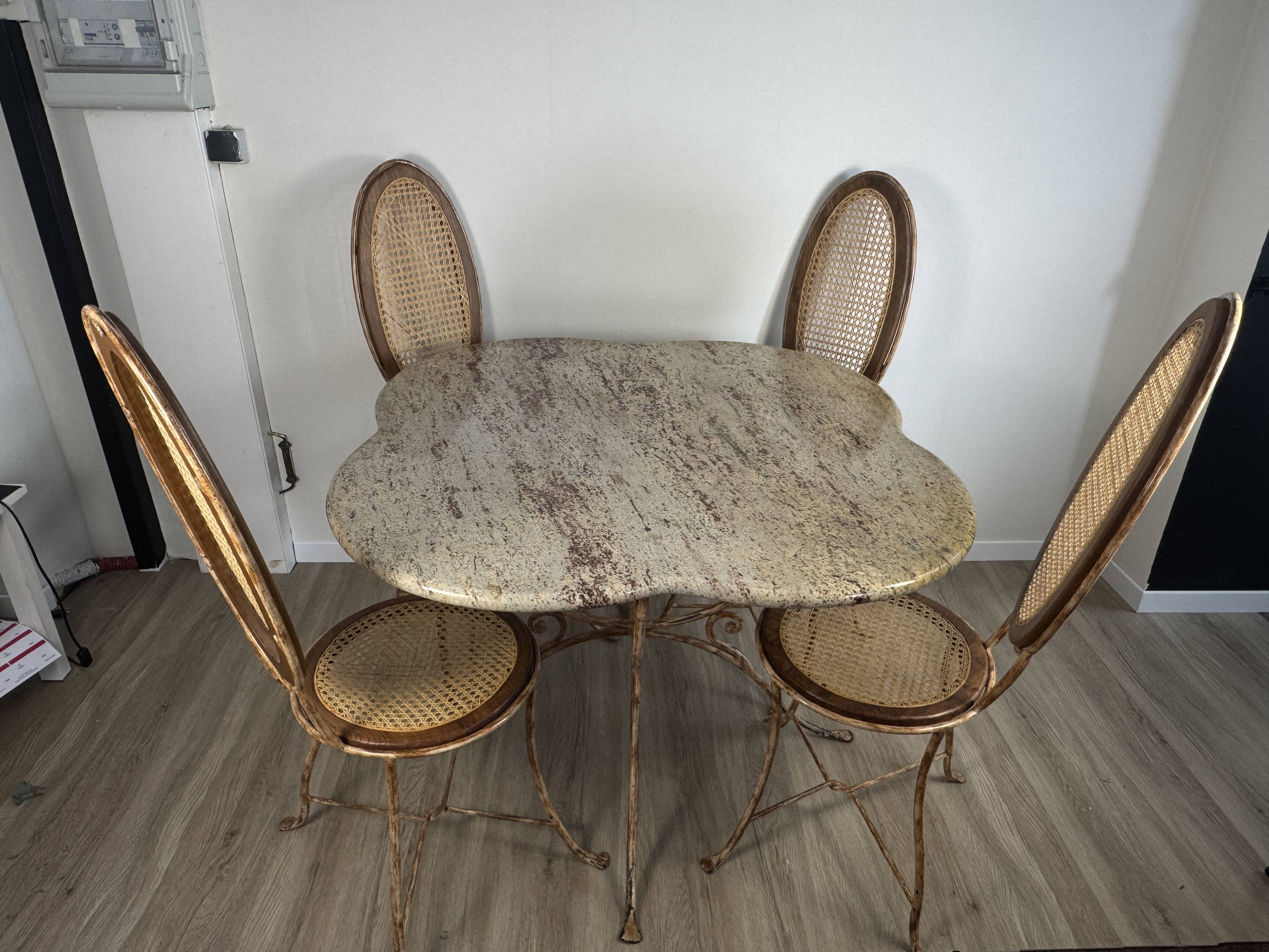 Ensemble table + 4 chaises fer forgé patiné, plateau granit Kashmir, cannag