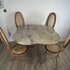 Ensemble table + 4 chaises fer forgé patiné, plateau granit Kashmir, cannag