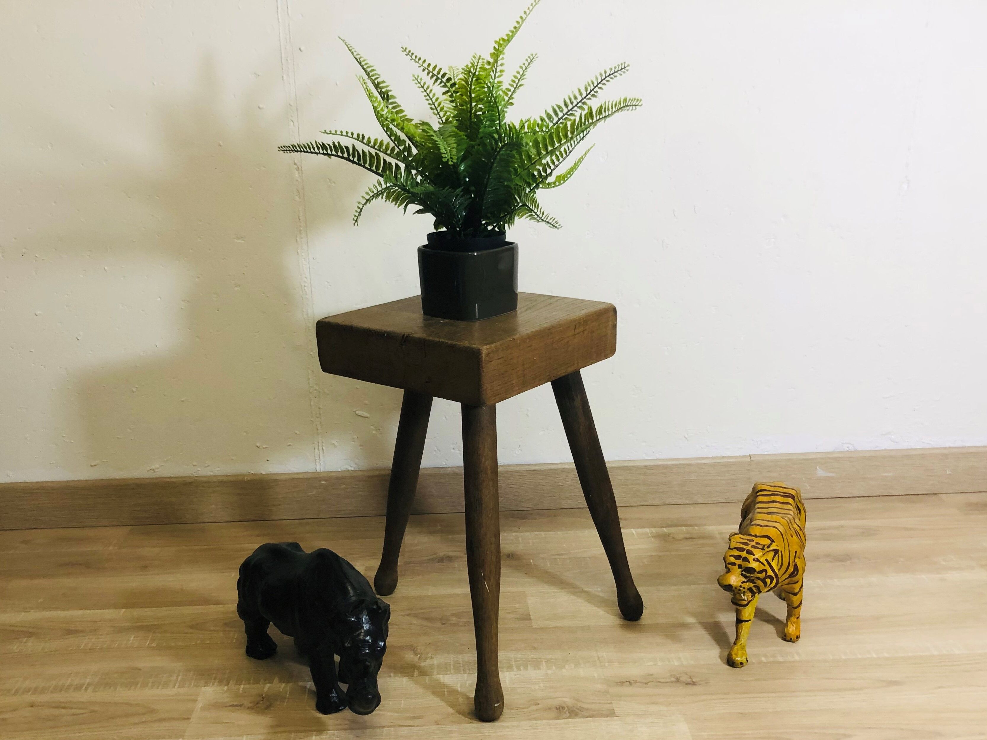 Farm tripod stool