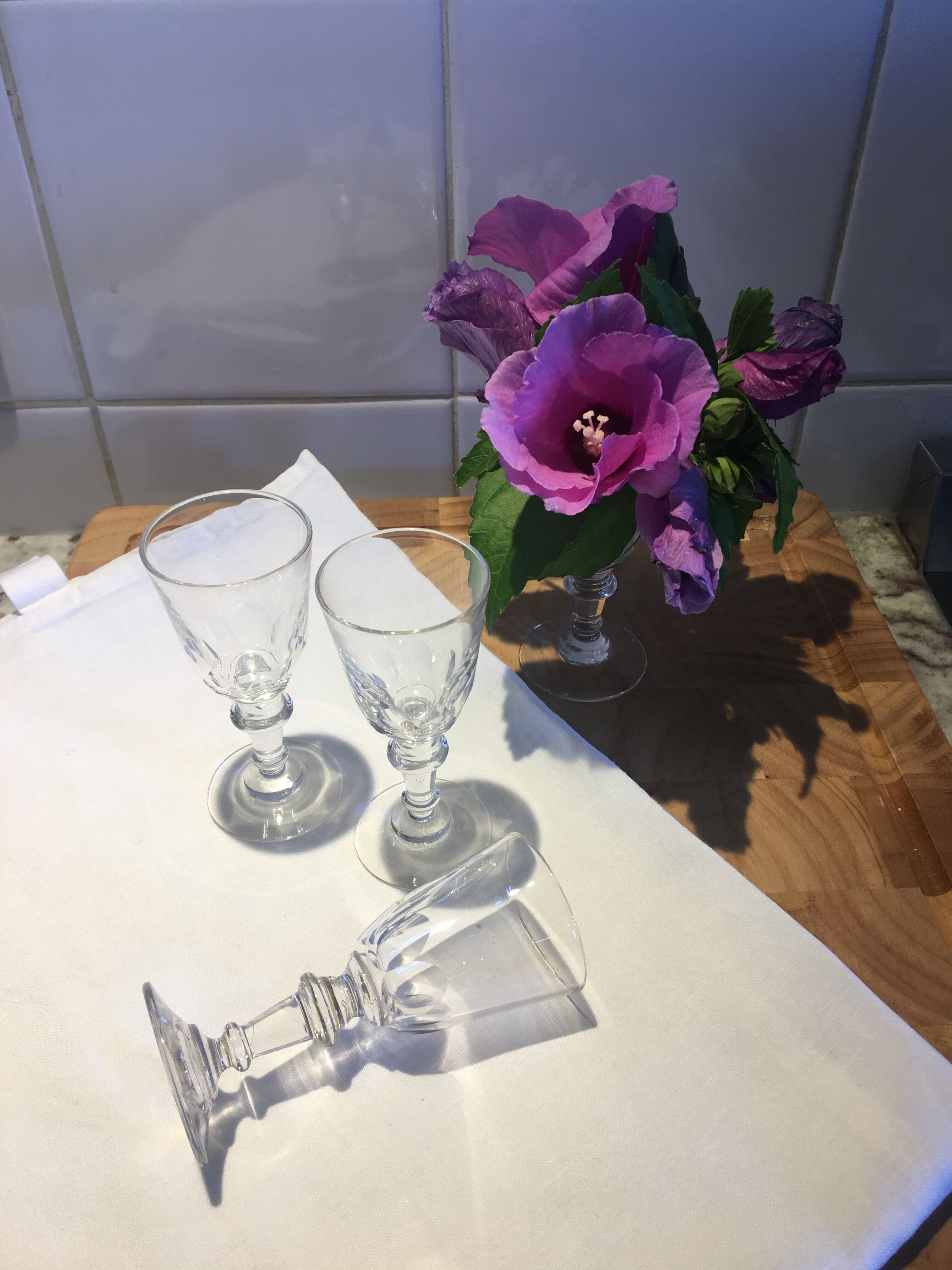 Lot of 4 small liquor glasses