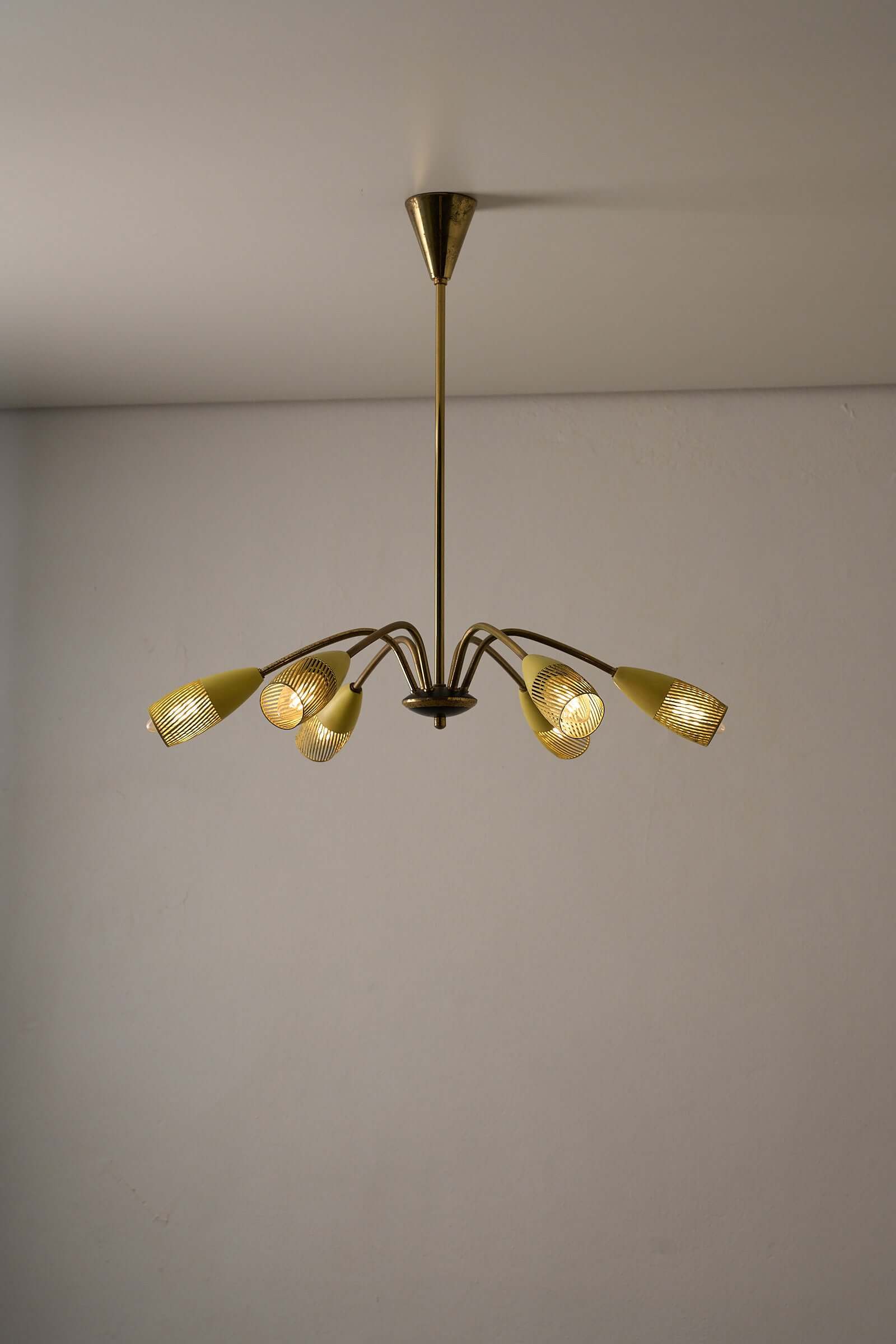 Lustre moderne du milieu du siècle en laiton et jaune