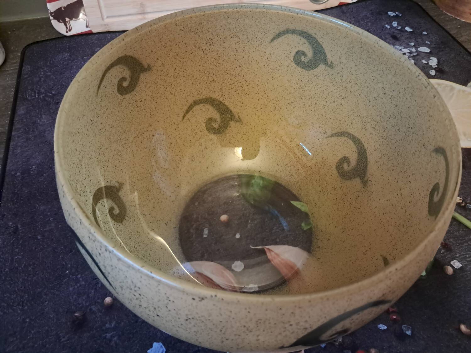 Glass paste salad bowl