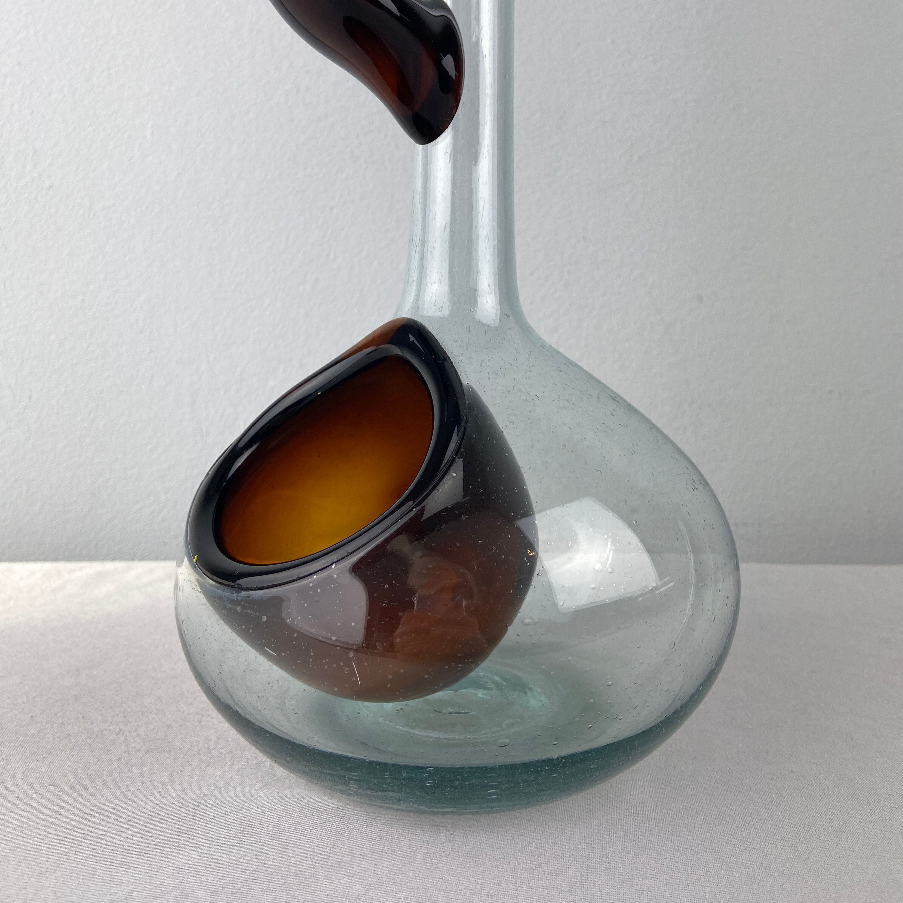 Glass decanter with brown details