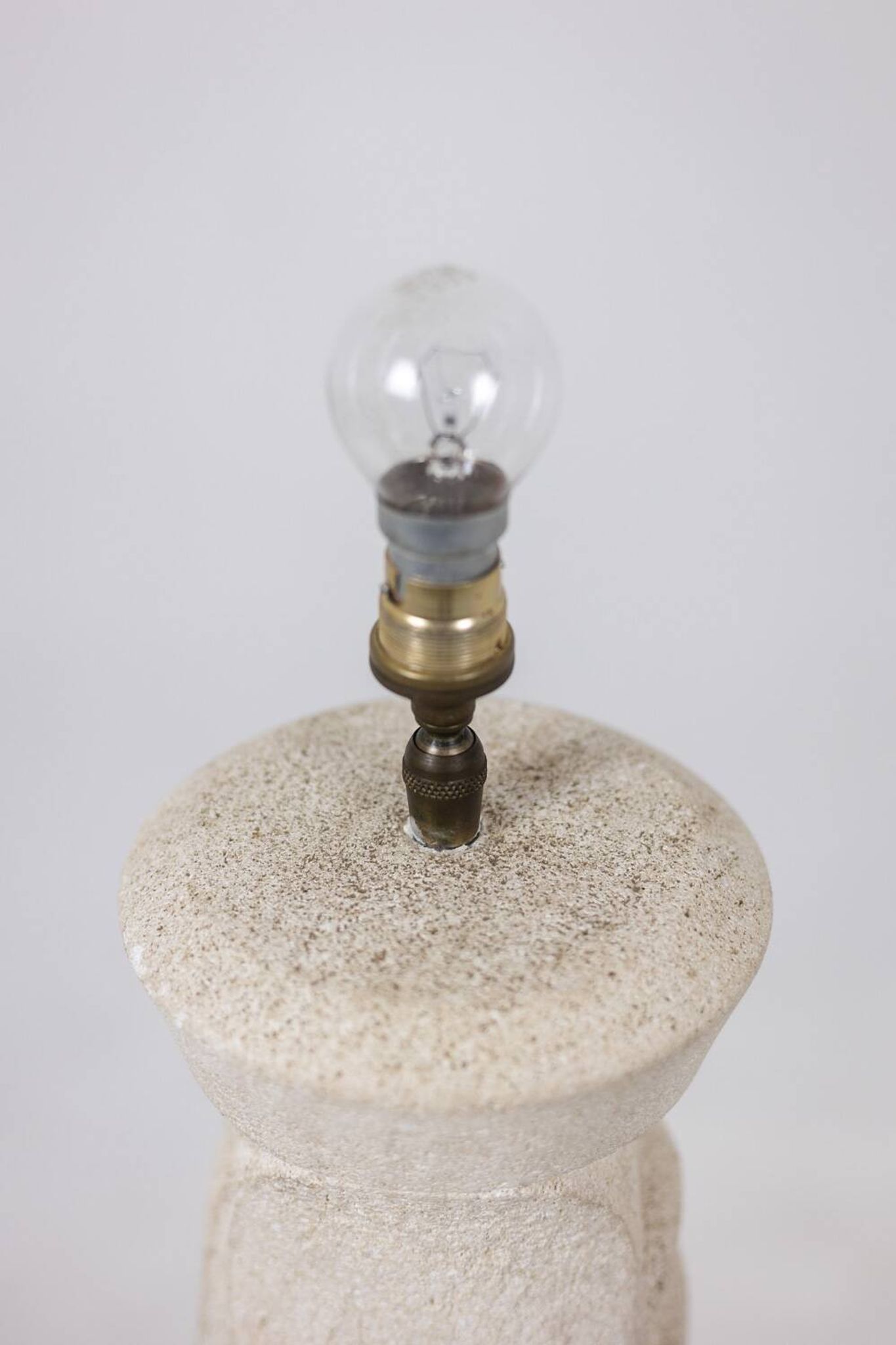 Lampe en pierre sculpté. Années 1970.