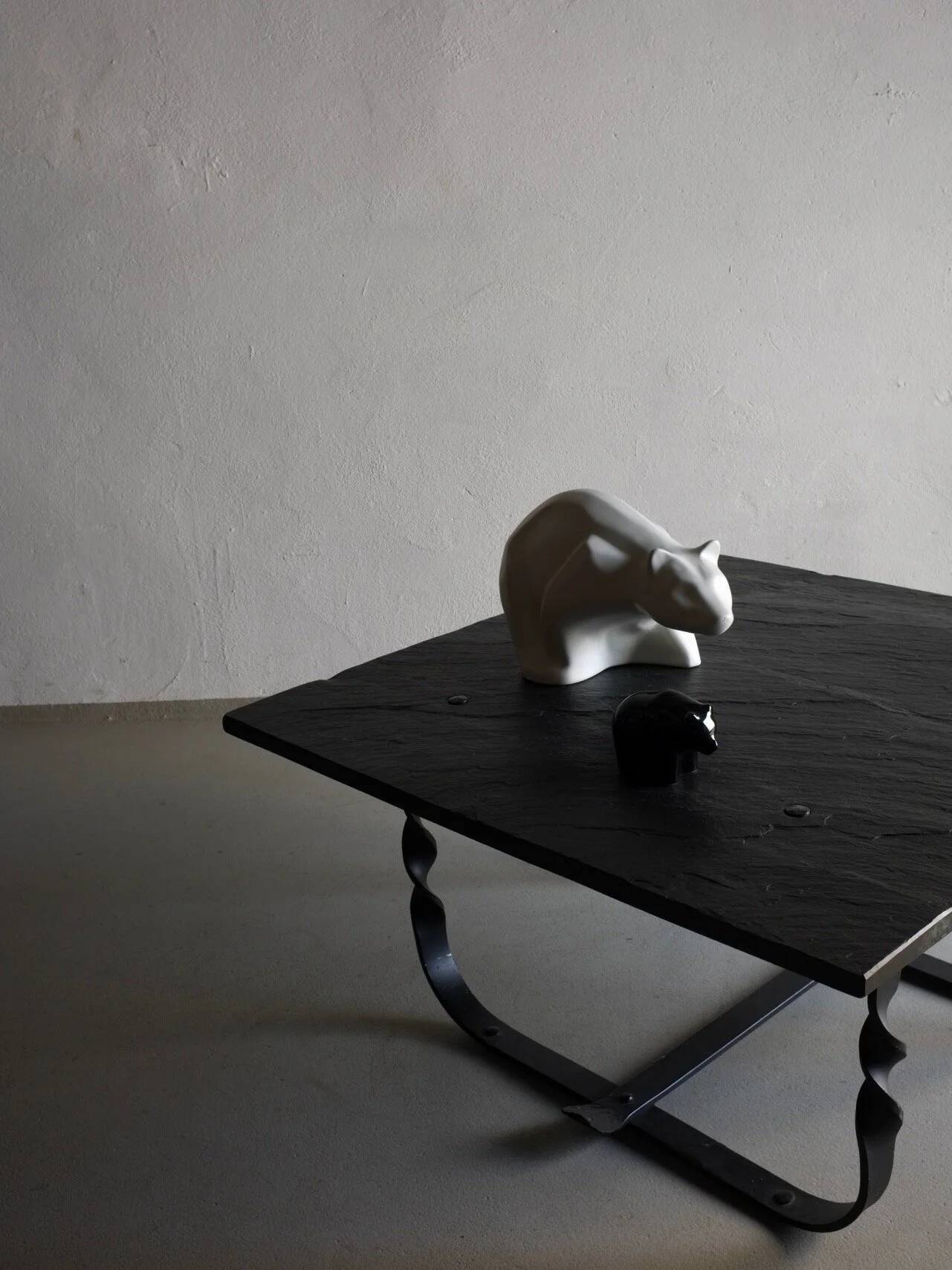 Table basse en métal forgé et pierre noire | Style brutaliste | France | Années 1970