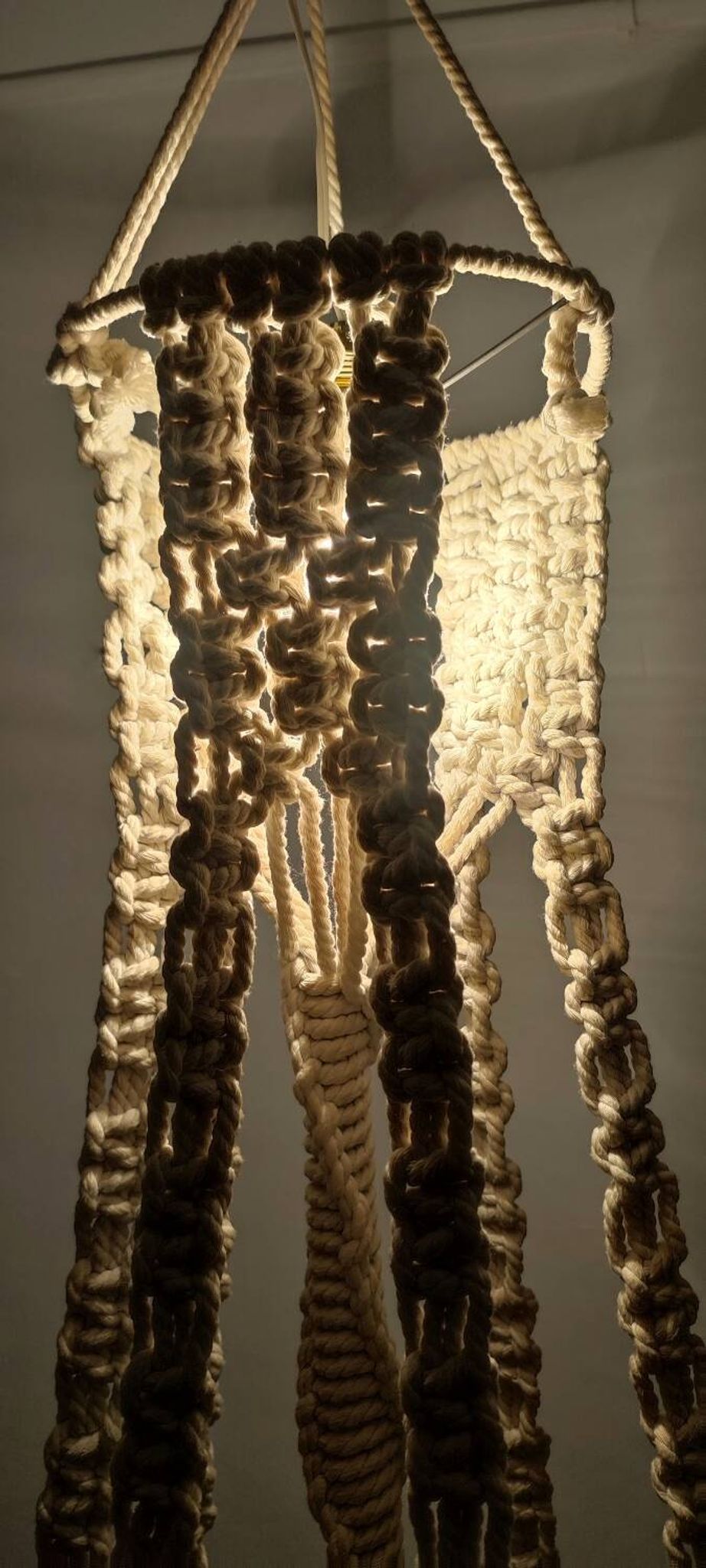 Lámpara de techo de macramé. Spain, 1980s.