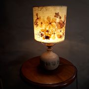 Lampe1970 en grès émaillé signé avec abat jour de fleur sauvage
