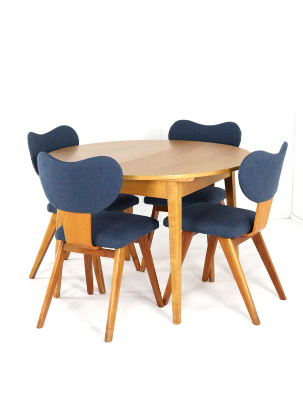 Dining set with round beech table + 4 'Heart' vintage dining chairs.