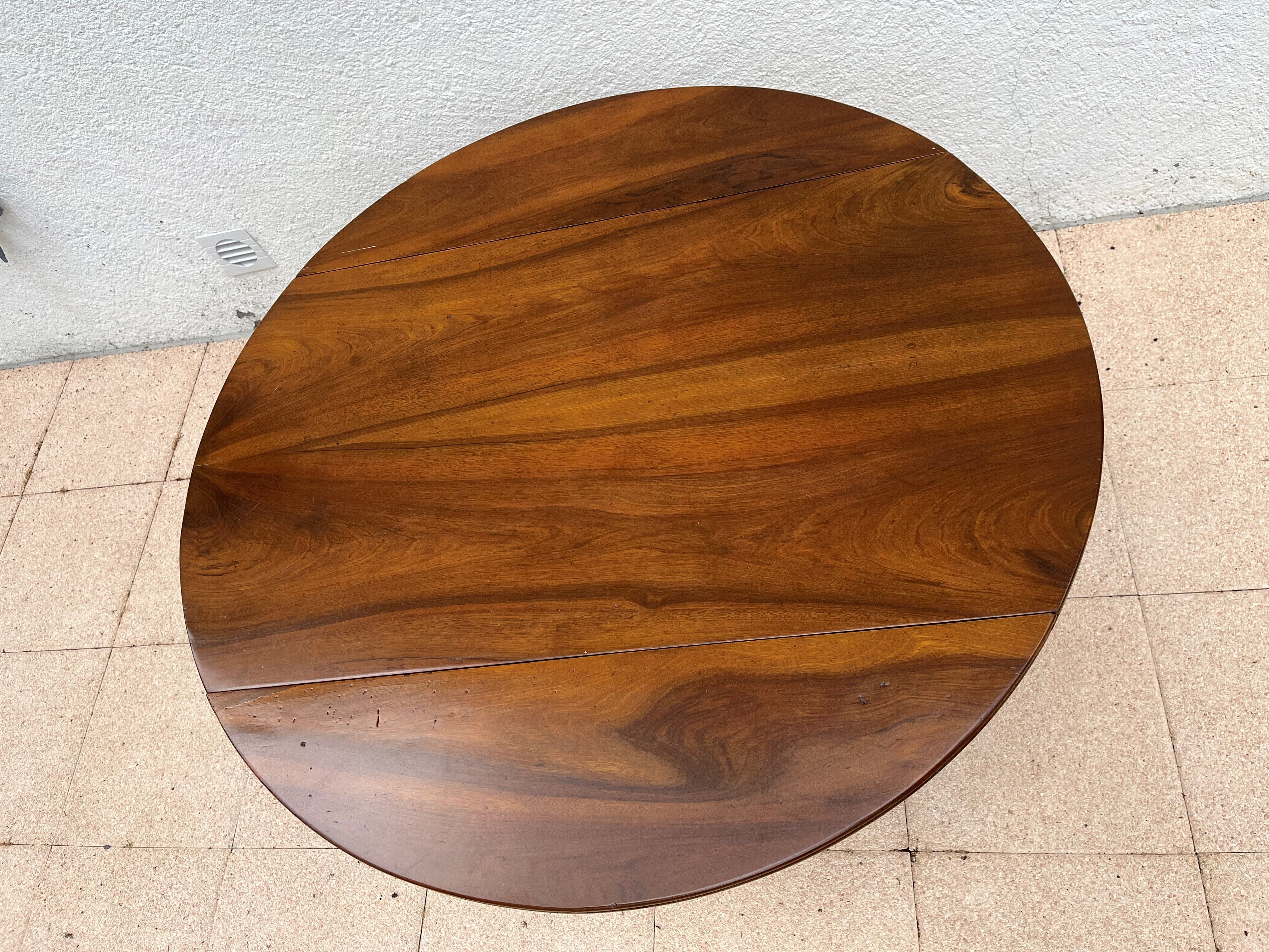Table ronde en noyer