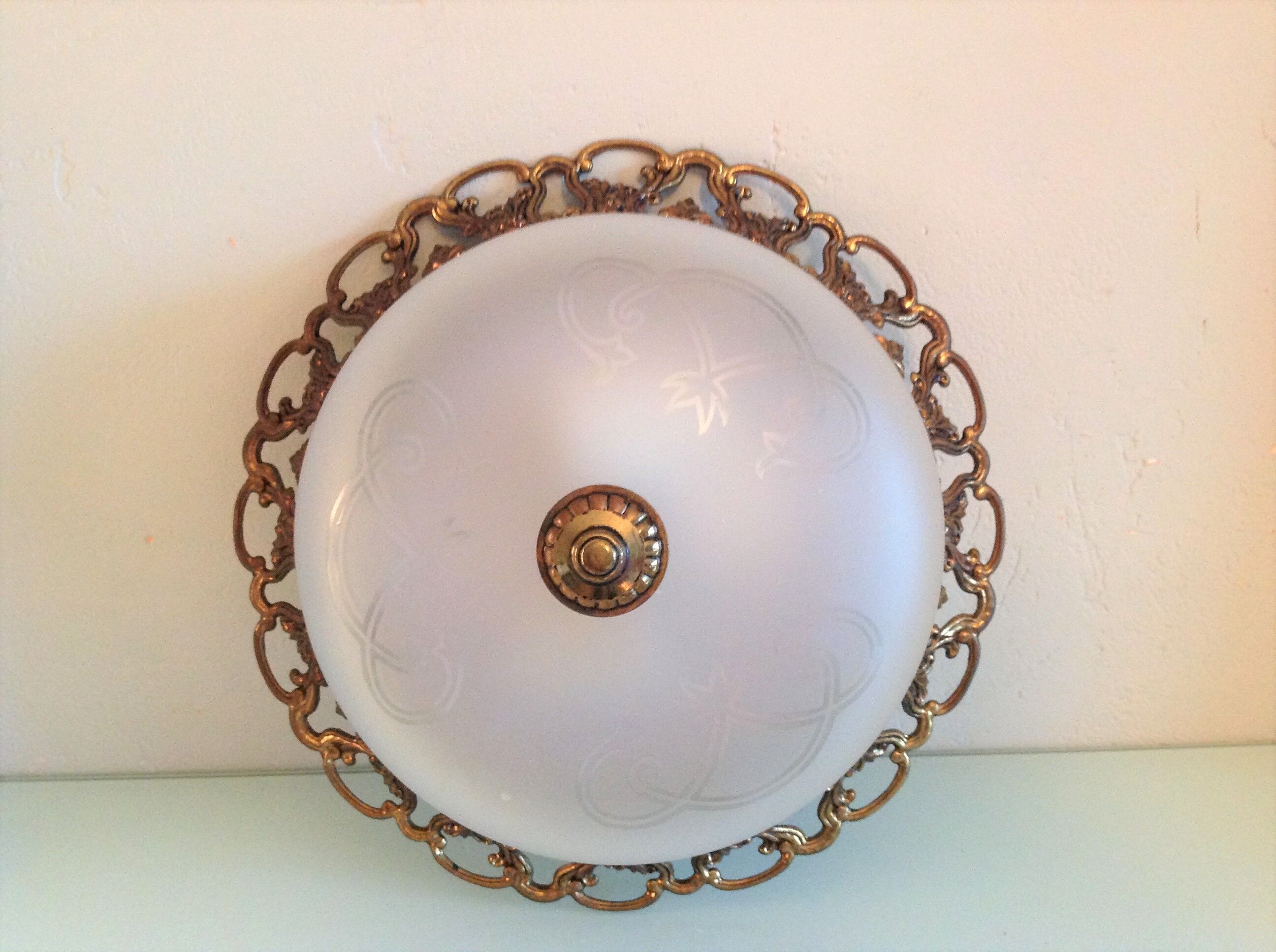 Round ceiling lamp in frosted glass art deco style