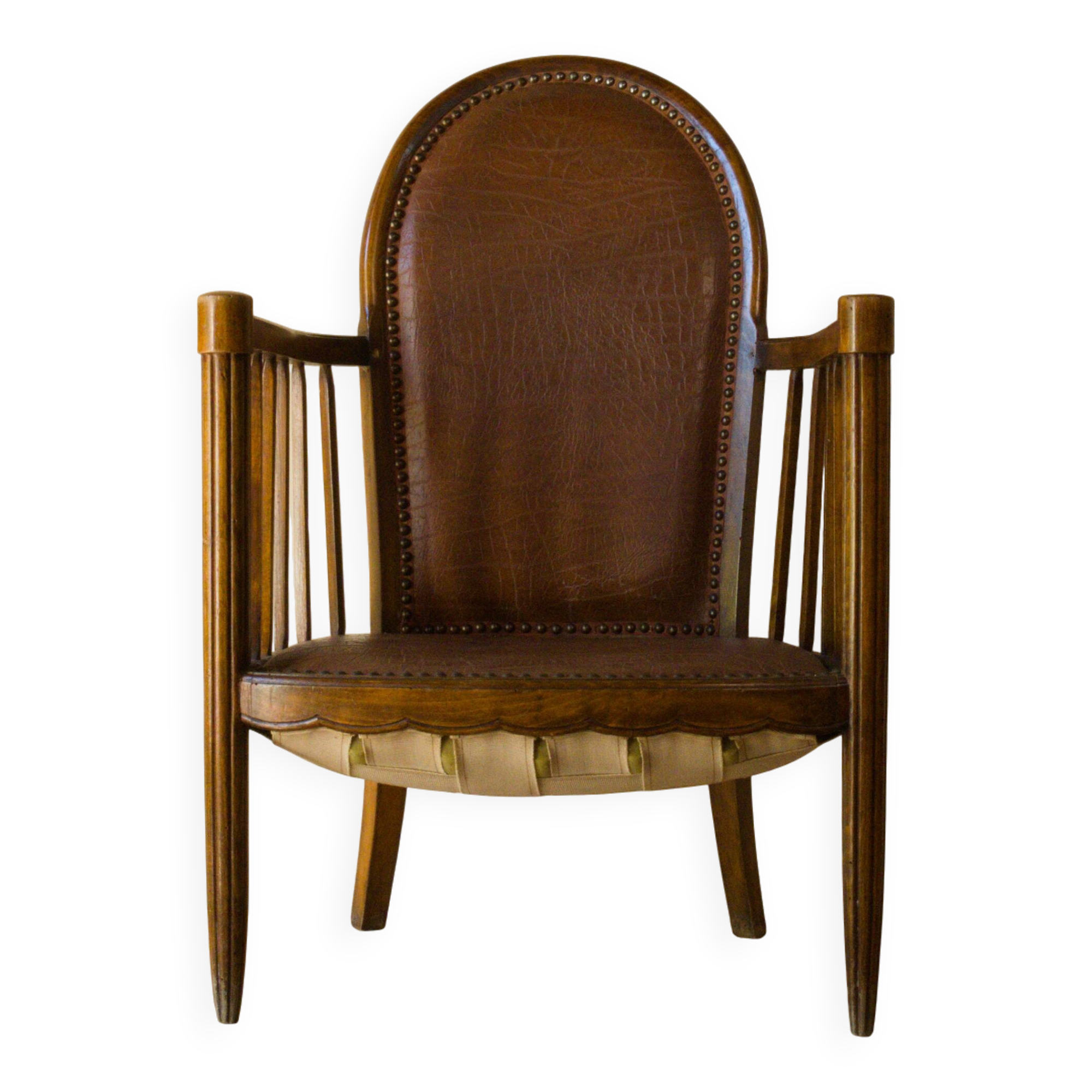 Antique armchair in solid wood and patinated brown leather, early 20th century.