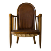 Fauteuil ancien en bois massif et cuir brun patiné, début XXe