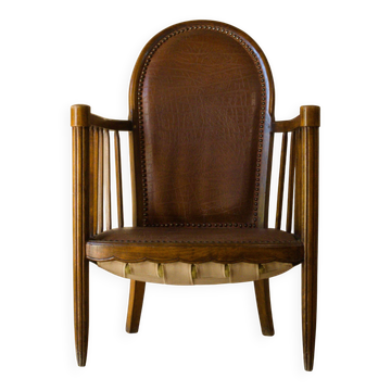 Fauteuil ancien en bois massif et cuir brun patiné, début XXe